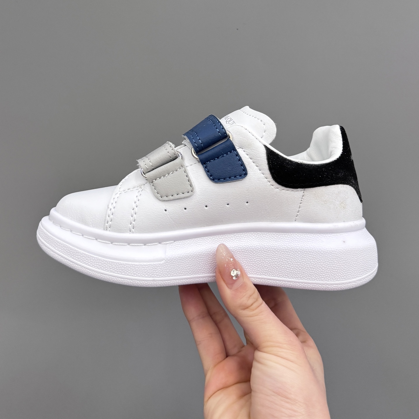 “McQueen’s Fashionable Magic Stickers for Kids: Easy-to-Wear Leather in Sizes 25-37” - 图片 4