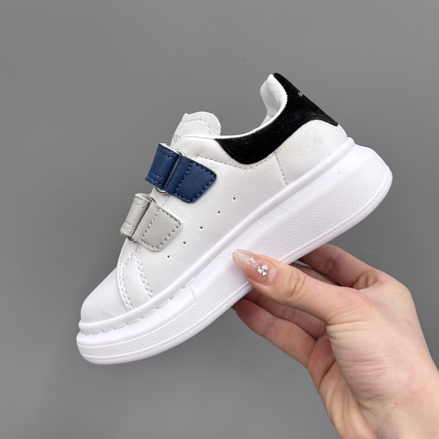 “McQueen’s Fashionable Magic Stickers for Kids: Easy-to-Wear Leather in Sizes 25-37” - 图片 5