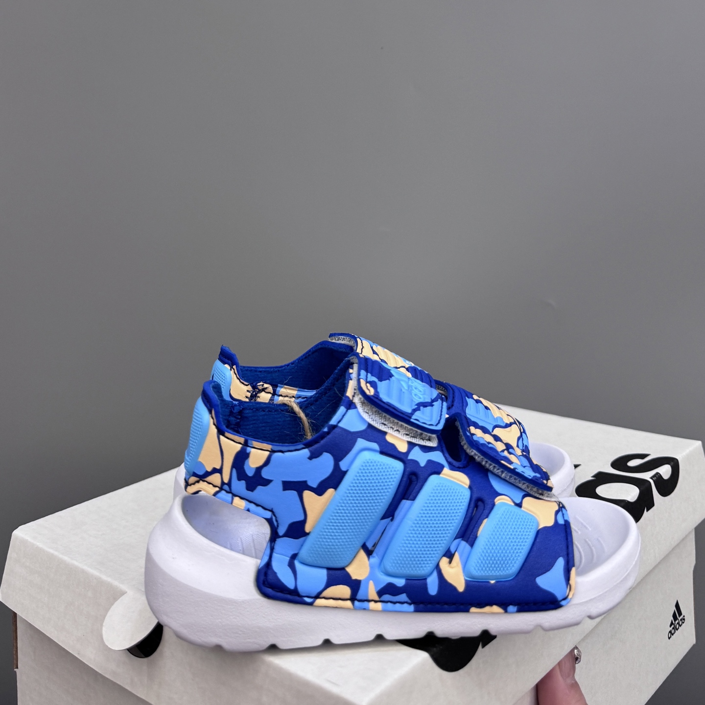 NO:211315,Adida open-toe Velcro Shuxi Children's Sandals SIZE22-35 Super easy-to-wear Shuxi Sandals How can you miss easy-to-wear sandals in summer? Velcro design, super easy to put on and take off. Ultra-light EVA outsole, super comfortable foot feeling, slippers, sandals, sandals, slippers,19860909阿廸露趾魔术贴溯溪儿童凉鞋 SIZE22-35码 超好穿的溯溪凉鞋 夏天怎么能少得了好穿的凉鞋呢 魔术贴设计,穿脱超级方便 超轻EVA大底,脚感超舒适,拖鞋，凉鞋,sandals,slippers,,Children's