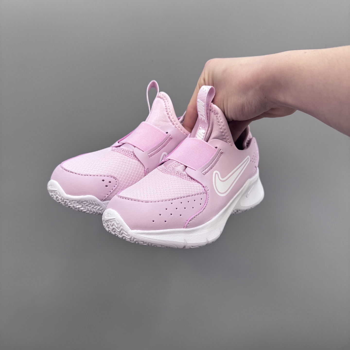 图片[2]-NK 赤足3代 一脚蹬易穿脱儿童运动鞋 赤足3代儿童一脚蹬易穿脱运动鞋采用便于穿脱的设计，无需系带，搭载富有抓附力的外底，备受孩子青睐。该鞋款采用深受孩子喜爱的略带弹性的内靴设计，结合经久耐穿覆面，专为运动场、课间休息和即兴追逐游戏匠心打造。柔韧外底提供可驾驭多种地面的抓地力，令孩子舒适畅玩。 尺码：24-37-选品中心