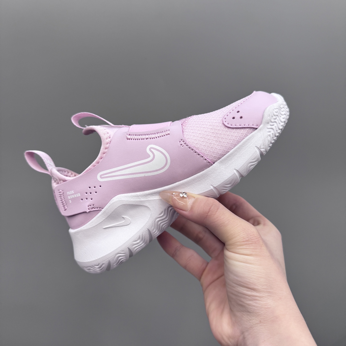 图片[5]-NK 赤足3代 一脚蹬易穿脱儿童运动鞋 赤足3代儿童一脚蹬易穿脱运动鞋采用便于穿脱的设计，无需系带，搭载富有抓附力的外底，备受孩子青睐。该鞋款采用深受孩子喜爱的略带弹性的内靴设计，结合经久耐穿覆面，专为运动场、课间休息和即兴追逐游戏匠心打造。柔韧外底提供可驾驭多种地面的抓地力，令孩子舒适畅玩。 尺码：24-37-选品中心