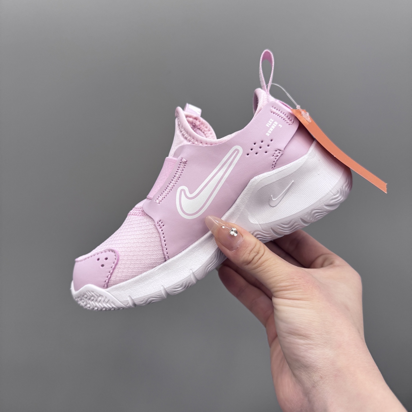 图片[6]-NK 赤足3代 一脚蹬易穿脱儿童运动鞋 赤足3代儿童一脚蹬易穿脱运动鞋采用便于穿脱的设计，无需系带，搭载富有抓附力的外底，备受孩子青睐。该鞋款采用深受孩子喜爱的略带弹性的内靴设计，结合经久耐穿覆面，专为运动场、课间休息和即兴追逐游戏匠心打造。柔韧外底提供可驾驭多种地面的抓地力，令孩子舒适畅玩。 尺码：24-37-选品中心