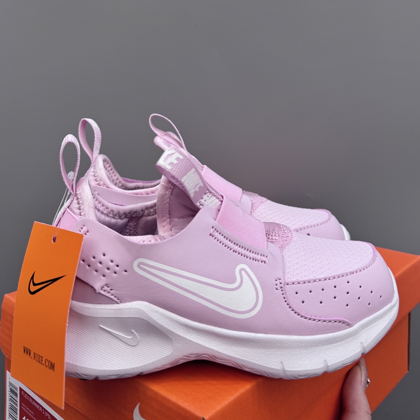 NK 赤足3代 一脚蹬易穿脱儿童运动鞋 赤足3代儿童一脚蹬易穿脱运动鞋采用便于穿脱的设计，无需系带，搭载富有抓附力的外底，备受孩子青睐。该鞋款采用深受孩子喜爱的略带弹性的内靴设计，结合经久耐穿覆面，专为运动场、课间休息和即兴追逐游戏匠心打造。柔韧外底提供可驾驭多种地面的抓地力，令孩子舒适畅玩。 尺码：24-37-选品中心