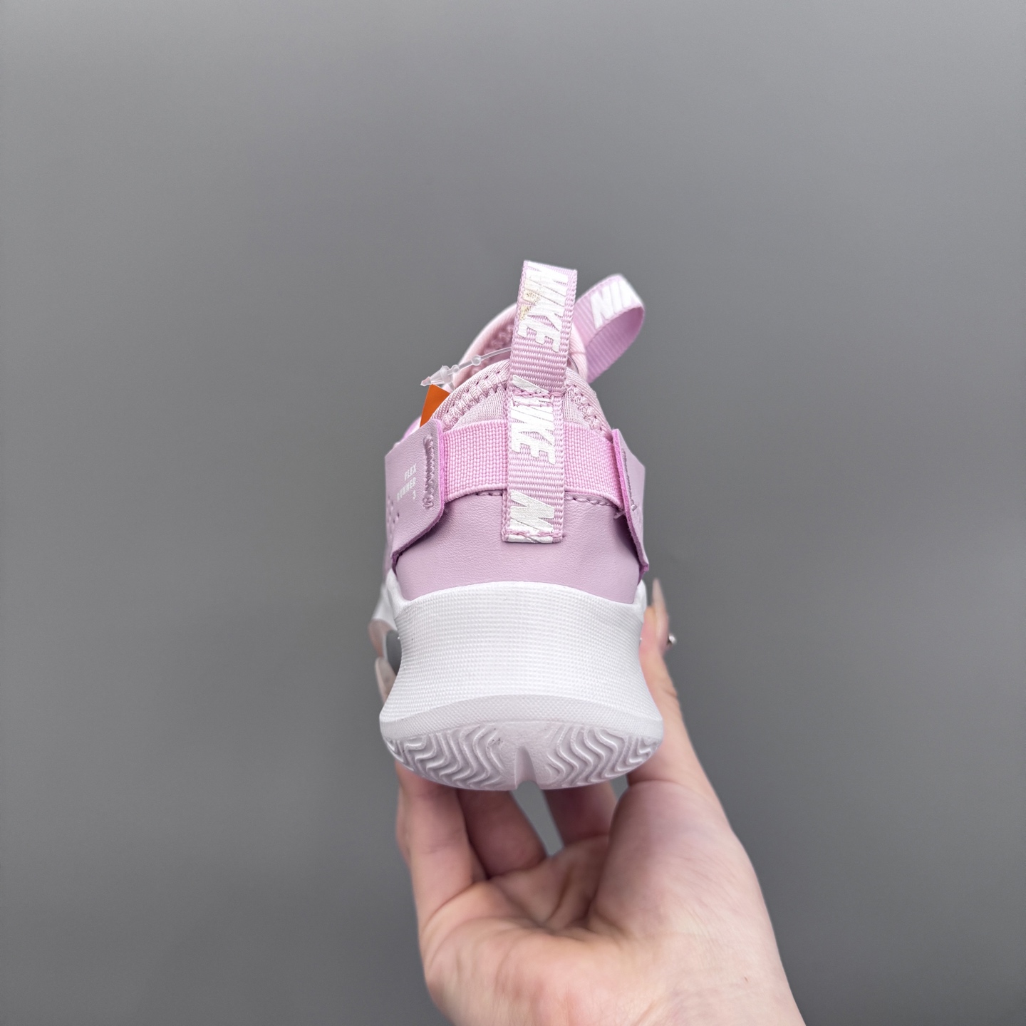 图片[8]-NK 赤足3代 一脚蹬易穿脱儿童运动鞋 赤足3代儿童一脚蹬易穿脱运动鞋采用便于穿脱的设计，无需系带，搭载富有抓附力的外底，备受孩子青睐。该鞋款采用深受孩子喜爱的略带弹性的内靴设计，结合经久耐穿覆面，专为运动场、课间休息和即兴追逐游戏匠心打造。柔韧外底提供可驾驭多种地面的抓地力，令孩子舒适畅玩。 尺码：24-37-选品中心