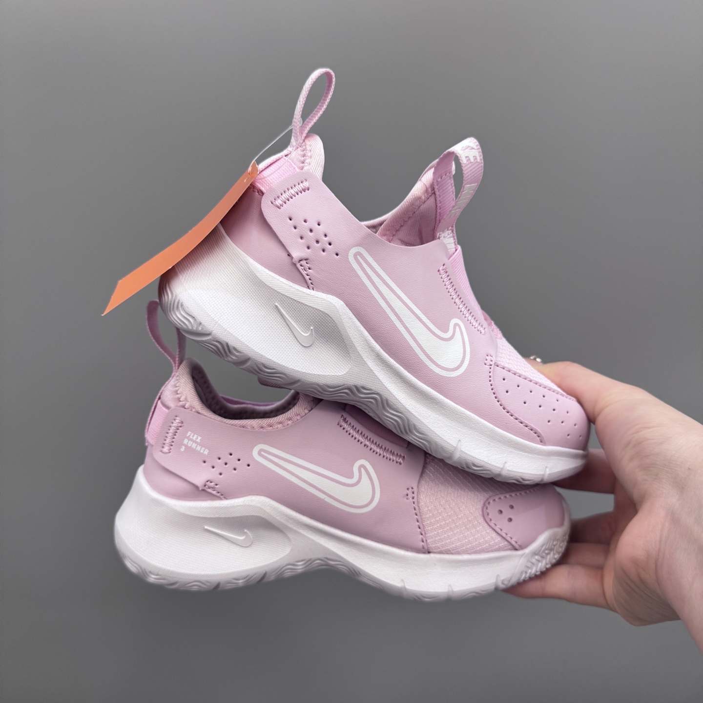 图片[3]-NK 赤足3代 一脚蹬易穿脱儿童运动鞋 赤足3代儿童一脚蹬易穿脱运动鞋采用便于穿脱的设计，无需系带，搭载富有抓附力的外底，备受孩子青睐。该鞋款采用深受孩子喜爱的略带弹性的内靴设计，结合经久耐穿覆面，专为运动场、课间休息和即兴追逐游戏匠心打造。柔韧外底提供可驾驭多种地面的抓地力，令孩子舒适畅玩。 尺码：24-37-选品中心