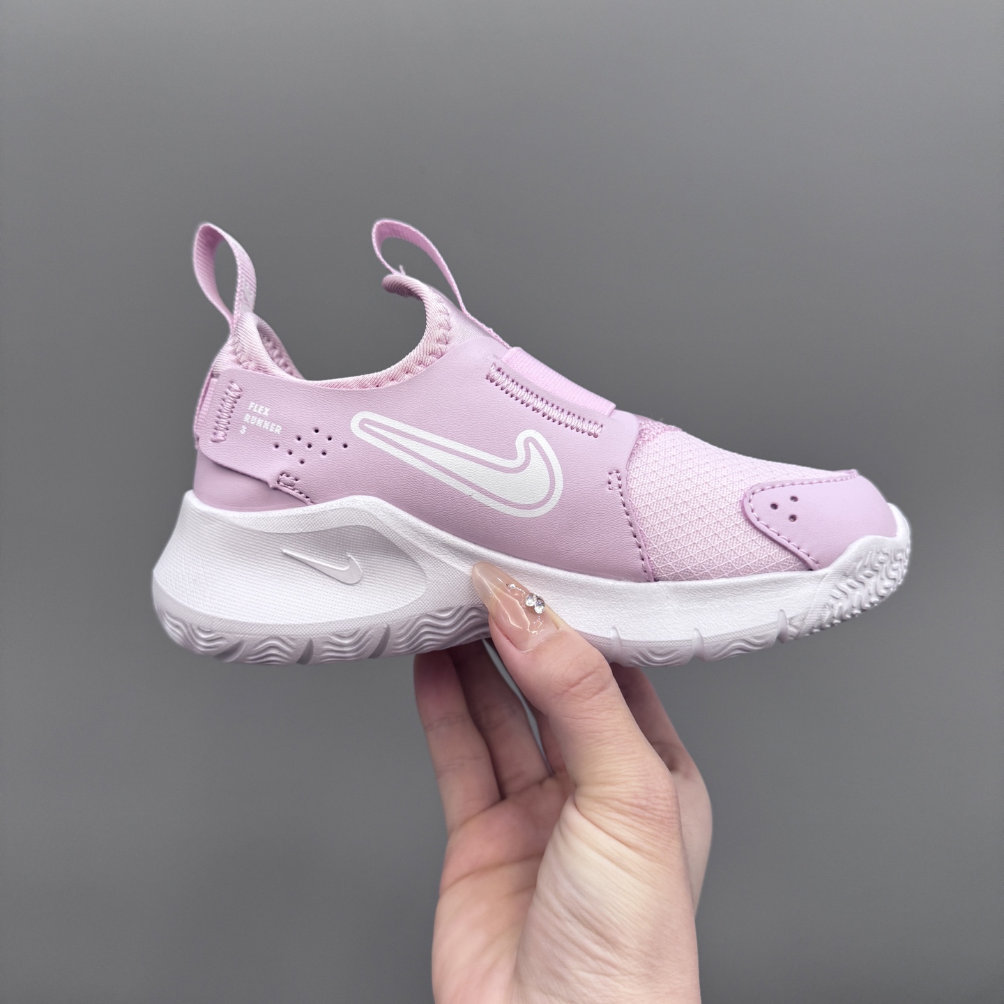 图片[4]-NK 赤足3代 一脚蹬易穿脱儿童运动鞋 赤足3代儿童一脚蹬易穿脱运动鞋采用便于穿脱的设计，无需系带，搭载富有抓附力的外底，备受孩子青睐。该鞋款采用深受孩子喜爱的略带弹性的内靴设计，结合经久耐穿覆面，专为运动场、课间休息和即兴追逐游戏匠心打造。柔韧外底提供可驾驭多种地面的抓地力，令孩子舒适畅玩。 尺码：24-37-选品中心