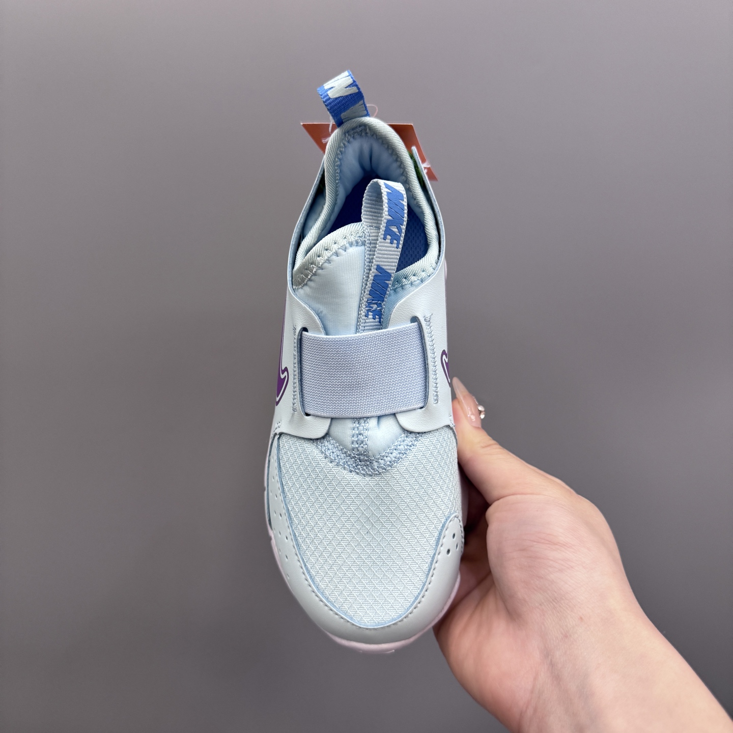 图片[7]-NK 赤足3代 一脚蹬易穿脱儿童运动鞋 赤足3代儿童一脚蹬易穿脱运动鞋采用便于穿脱的设计，无需系带，搭载富有抓附力的外底，备受孩子青睐。该鞋款采用深受孩子喜爱的略带弹性的内靴设计，结合经久耐穿覆面，专为运动场、课间休息和即兴追逐游戏匠心打造。柔韧外底提供可驾驭多种地面的抓地力，令孩子舒适畅玩。 尺码：24-37-选品中心