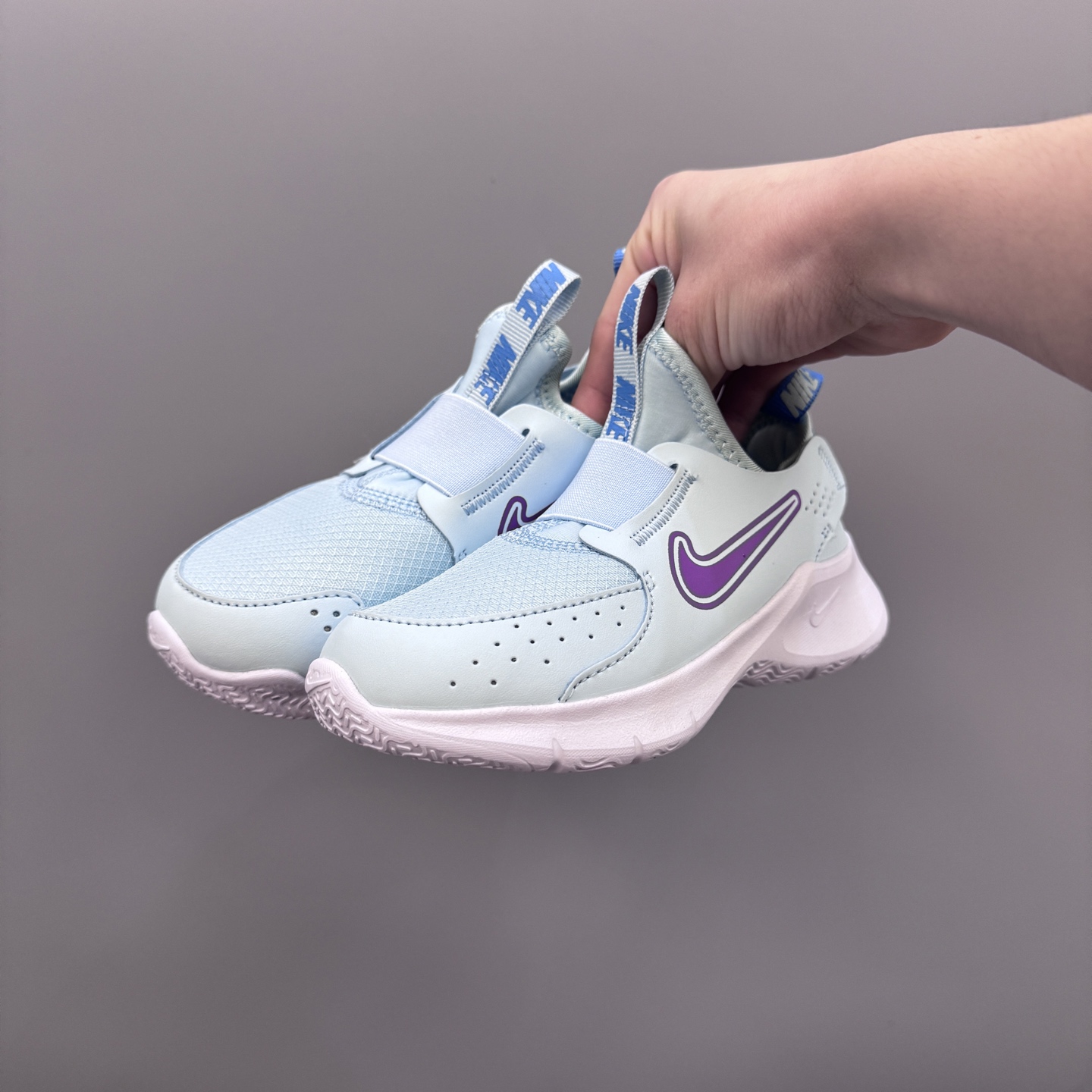 图片[2]-NK 赤足3代 一脚蹬易穿脱儿童运动鞋 赤足3代儿童一脚蹬易穿脱运动鞋采用便于穿脱的设计，无需系带，搭载富有抓附力的外底，备受孩子青睐。该鞋款采用深受孩子喜爱的略带弹性的内靴设计，结合经久耐穿覆面，专为运动场、课间休息和即兴追逐游戏匠心打造。柔韧外底提供可驾驭多种地面的抓地力，令孩子舒适畅玩。 尺码：24-37-选品中心