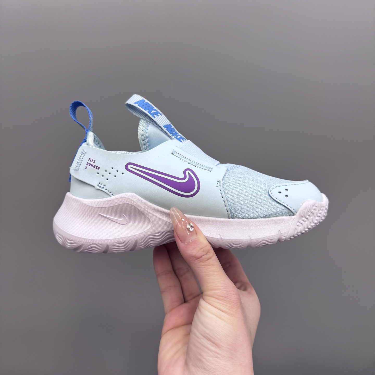 图片[4]-NK 赤足3代 一脚蹬易穿脱儿童运动鞋 赤足3代儿童一脚蹬易穿脱运动鞋采用便于穿脱的设计，无需系带，搭载富有抓附力的外底，备受孩子青睐。该鞋款采用深受孩子喜爱的略带弹性的内靴设计，结合经久耐穿覆面，专为运动场、课间休息和即兴追逐游戏匠心打造。柔韧外底提供可驾驭多种地面的抓地力，令孩子舒适畅玩。 尺码：24-37-选品中心