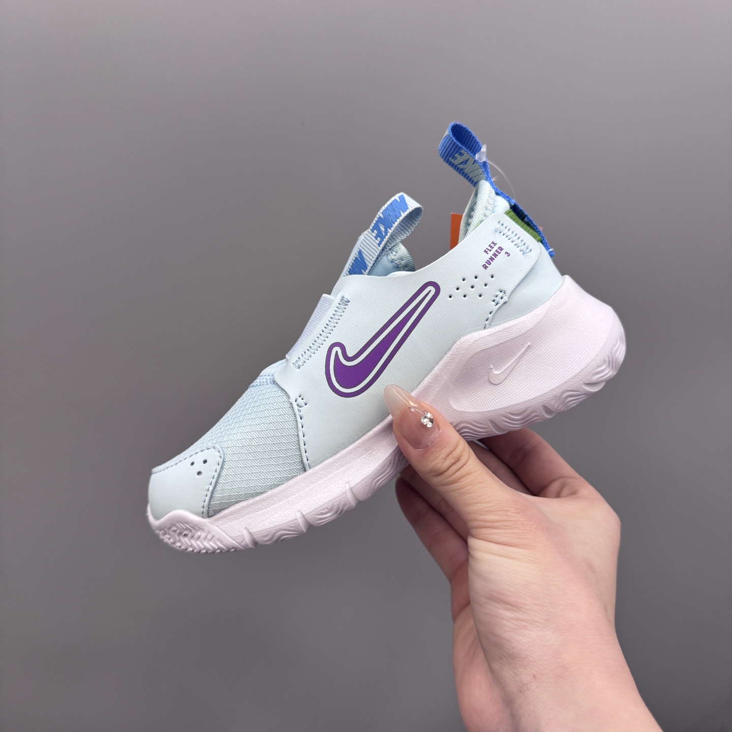 图片[6]-NK 赤足3代 一脚蹬易穿脱儿童运动鞋 赤足3代儿童一脚蹬易穿脱运动鞋采用便于穿脱的设计，无需系带，搭载富有抓附力的外底，备受孩子青睐。该鞋款采用深受孩子喜爱的略带弹性的内靴设计，结合经久耐穿覆面，专为运动场、课间休息和即兴追逐游戏匠心打造。柔韧外底提供可驾驭多种地面的抓地力，令孩子舒适畅玩。 尺码：24-37-选品中心