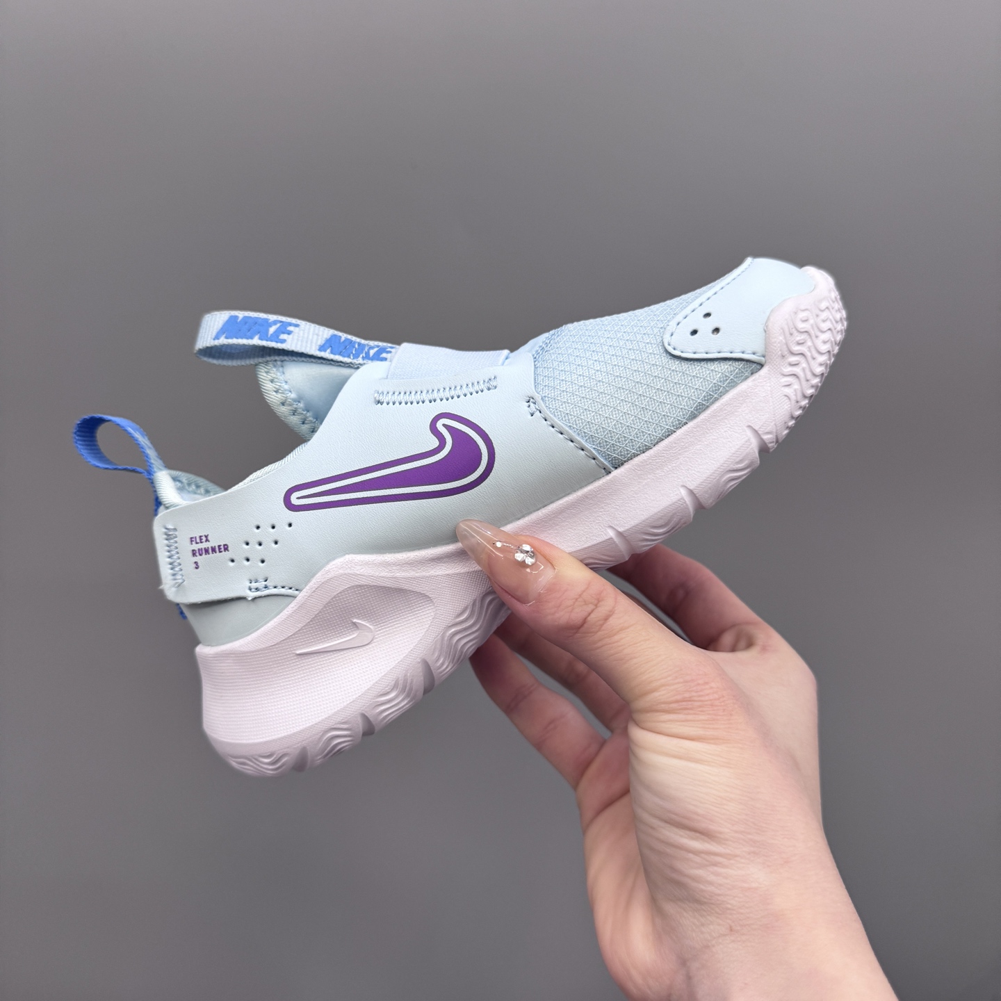 图片[5]-NK 赤足3代 一脚蹬易穿脱儿童运动鞋 赤足3代儿童一脚蹬易穿脱运动鞋采用便于穿脱的设计，无需系带，搭载富有抓附力的外底，备受孩子青睐。该鞋款采用深受孩子喜爱的略带弹性的内靴设计，结合经久耐穿覆面，专为运动场、课间休息和即兴追逐游戏匠心打造。柔韧外底提供可驾驭多种地面的抓地力，令孩子舒适畅玩。 尺码：24-37-选品中心