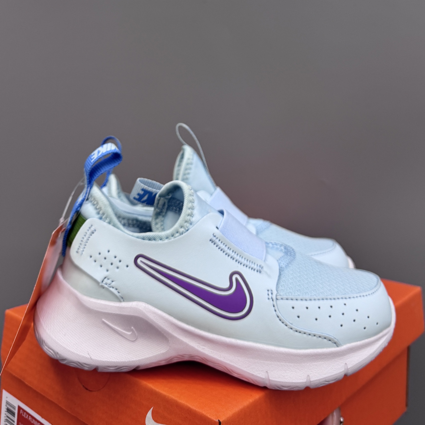 NK 赤足3代 一脚蹬易穿脱儿童运动鞋 赤足3代儿童一脚蹬易穿脱运动鞋采用便于穿脱的设计,无需系带,搭载富有抓附力的外底,备受孩子青睐。该鞋款采用深受孩子喜爱的略带弹性的内靴设计,结合经久耐穿覆面,专为运动场、课间休息和即兴追逐游戏匠心打造。柔韧外底提供可驾驭多种地面的抓地力,令孩子舒适畅玩。 尺码:24-37-选品中心