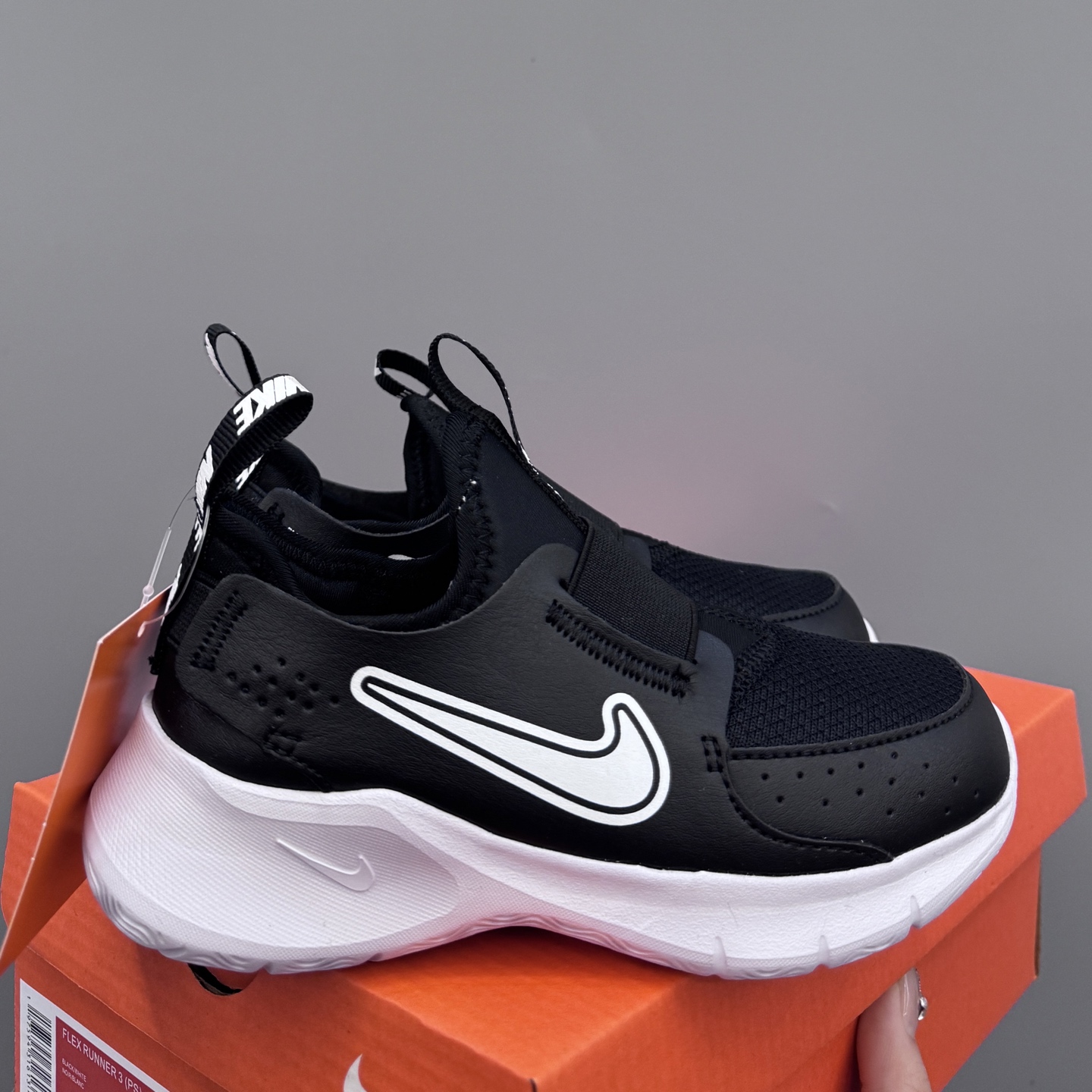 NK 赤足3代 一脚蹬易穿脱儿童运动鞋 赤足3代儿童一脚蹬易穿脱运动鞋采用便于穿脱的设计,无需系带,搭载富有抓附力的外底,备受孩子青睐。该鞋款采用深受孩子喜爱的略带弹性的内靴设计,结合经久耐穿覆面,专为运动场、课间休息和即兴追逐游戏匠心打造。柔韧外底提供可驾驭多种地面的抓地力,令孩子舒适畅玩。 尺码:24-37-选品中心