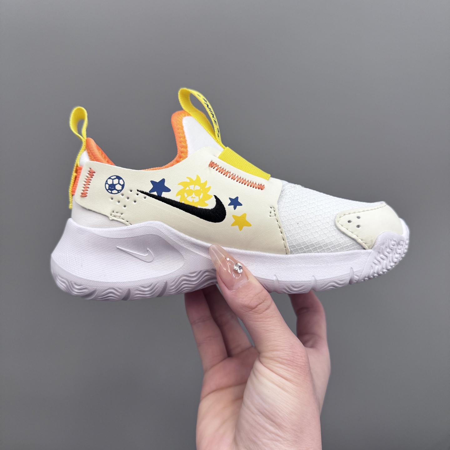 图片[4]-NK 赤足3代 一脚蹬易穿脱儿童运动鞋 赤足3代儿童一脚蹬易穿脱运动鞋采用便于穿脱的设计，无需系带，搭载富有抓附力的外底，备受孩子青睐。该鞋款采用深受孩子喜爱的略带弹性的内靴设计，结合经久耐穿覆面，专为运动场、课间休息和即兴追逐游戏匠心打造。柔韧外底提供可驾驭多种地面的抓地力，令孩子舒适畅玩。 尺码：24-37-选品中心