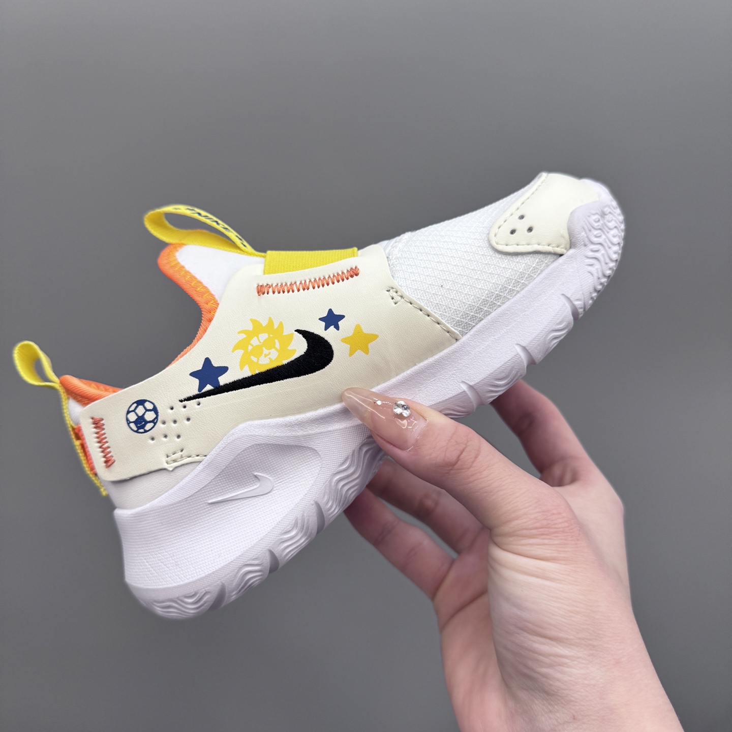 图片[5]-NK 赤足3代 一脚蹬易穿脱儿童运动鞋 赤足3代儿童一脚蹬易穿脱运动鞋采用便于穿脱的设计，无需系带，搭载富有抓附力的外底，备受孩子青睐。该鞋款采用深受孩子喜爱的略带弹性的内靴设计，结合经久耐穿覆面，专为运动场、课间休息和即兴追逐游戏匠心打造。柔韧外底提供可驾驭多种地面的抓地力，令孩子舒适畅玩。 尺码：24-37-选品中心