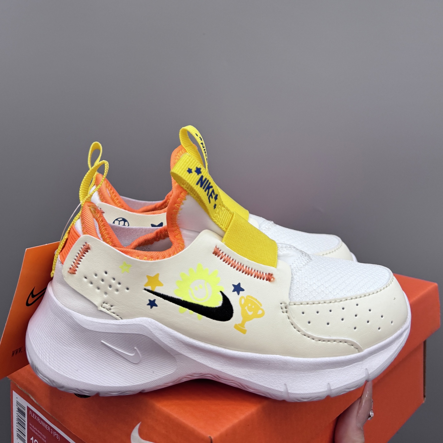 NK 赤足3代 一脚蹬易穿脱儿童运动鞋 赤足3代儿童一脚蹬易穿脱运动鞋采用便于穿脱的设计,无需系带,搭载富有抓附力的外底,备受孩子青睐。该鞋款采用深受孩子喜爱的略带弹性的内靴设计,结合经久耐穿覆面,专为运动场、课间休息和即兴追逐游戏匠心打造。柔韧外底提供可驾驭多种地面的抓地力,令孩子舒适畅玩。 尺码:24-37-选品中心