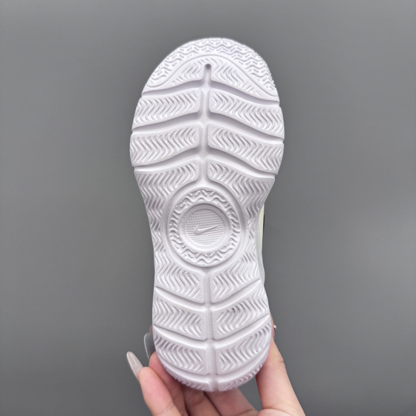 图片[9]-NK 赤足3代 一脚蹬易穿脱儿童运动鞋 赤足3代儿童一脚蹬易穿脱运动鞋采用便于穿脱的设计，无需系带，搭载富有抓附力的外底，备受孩子青睐。该鞋款采用深受孩子喜爱的略带弹性的内靴设计，结合经久耐穿覆面，专为运动场、课间休息和即兴追逐游戏匠心打造。柔韧外底提供可驾驭多种地面的抓地力，令孩子舒适畅玩。 尺码：24-37-选品中心