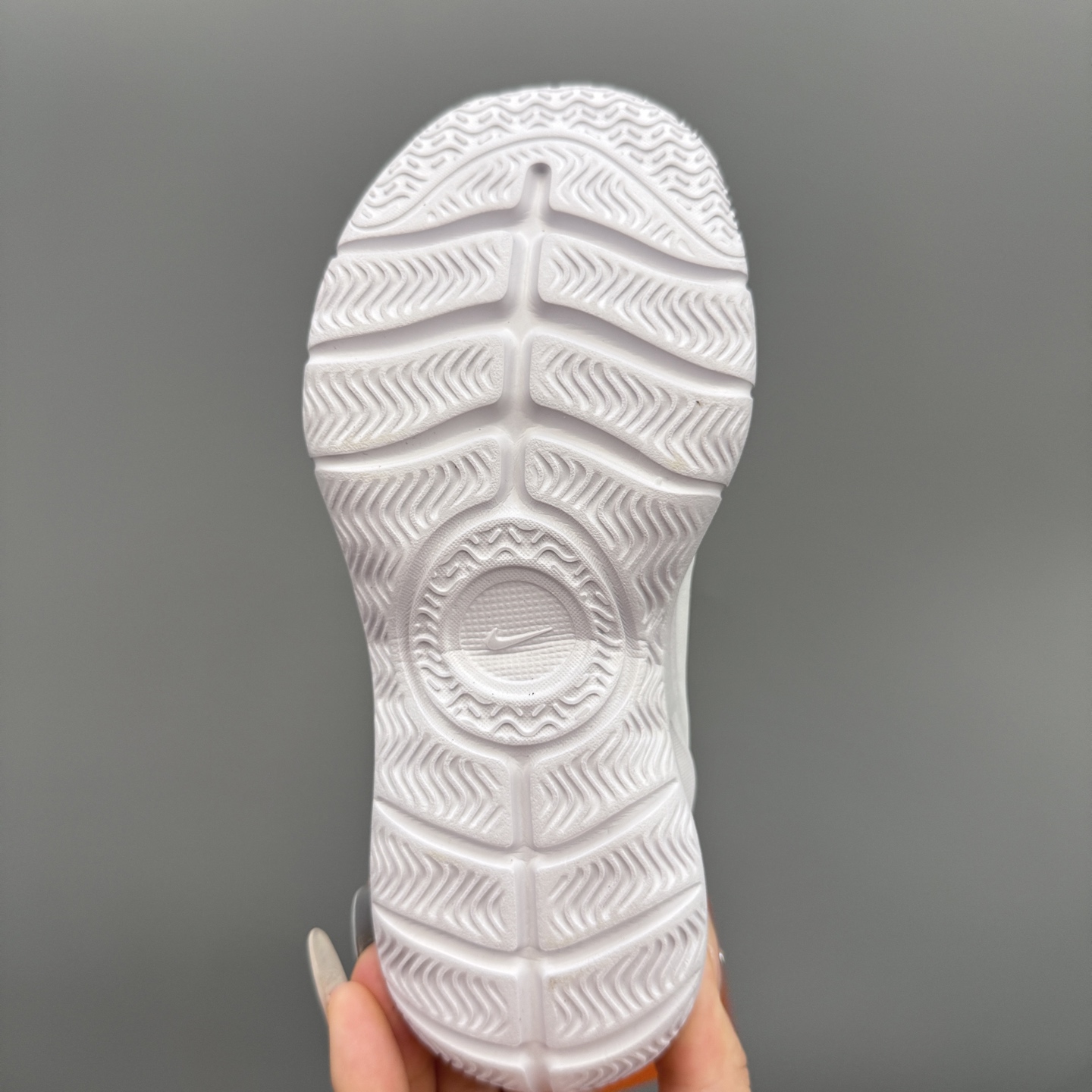 图片[9]-NK 赤足3代 一脚蹬易穿脱儿童运动鞋 赤足3代儿童一脚蹬易穿脱运动鞋采用便于穿脱的设计，无需系带，搭载富有抓附力的外底，备受孩子青睐。该鞋款采用深受孩子喜爱的略带弹性的内靴设计，结合经久耐穿覆面，专为运动场、课间休息和即兴追逐游戏匠心打造。柔韧外底提供可驾驭多种地面的抓地力，令孩子舒适畅玩。 尺码：24-37-选品中心