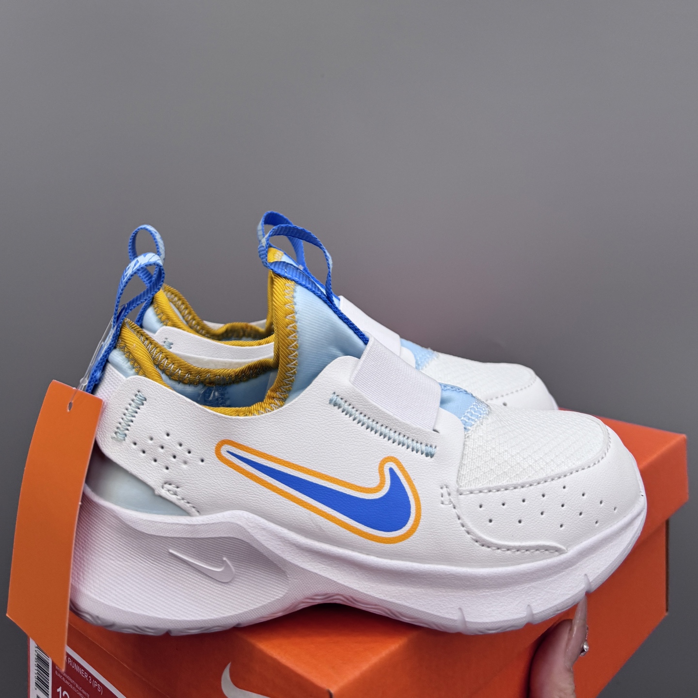 NK 赤足3代 一脚蹬易穿脱儿童运动鞋 赤足3代儿童一脚蹬易穿脱运动鞋采用便于穿脱的设计,无需系带,搭载富有抓附力的外底,备受孩子青睐。该鞋款采用深受孩子喜爱的略带弹性的内靴设计,结合经久耐穿覆面,专为运动场、课间休息和即兴追逐游戏匠心打造。柔韧外底提供可驾驭多种地面的抓地力,令孩子舒适畅玩。 尺码:24-37-选品中心