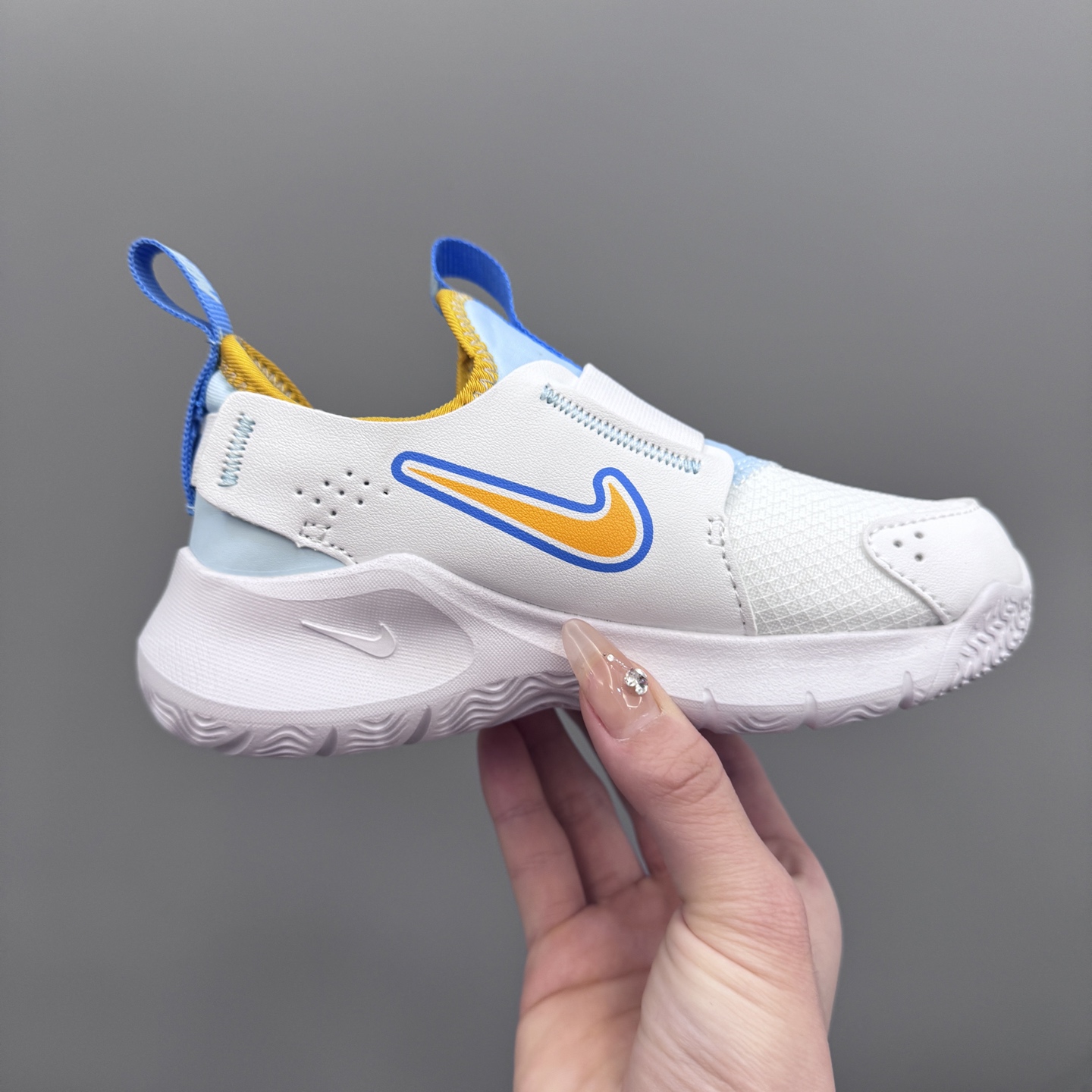 图片[4]-NK 赤足3代 一脚蹬易穿脱儿童运动鞋 赤足3代儿童一脚蹬易穿脱运动鞋采用便于穿脱的设计，无需系带，搭载富有抓附力的外底，备受孩子青睐。该鞋款采用深受孩子喜爱的略带弹性的内靴设计，结合经久耐穿覆面，专为运动场、课间休息和即兴追逐游戏匠心打造。柔韧外底提供可驾驭多种地面的抓地力，令孩子舒适畅玩。 尺码：24-37-选品中心