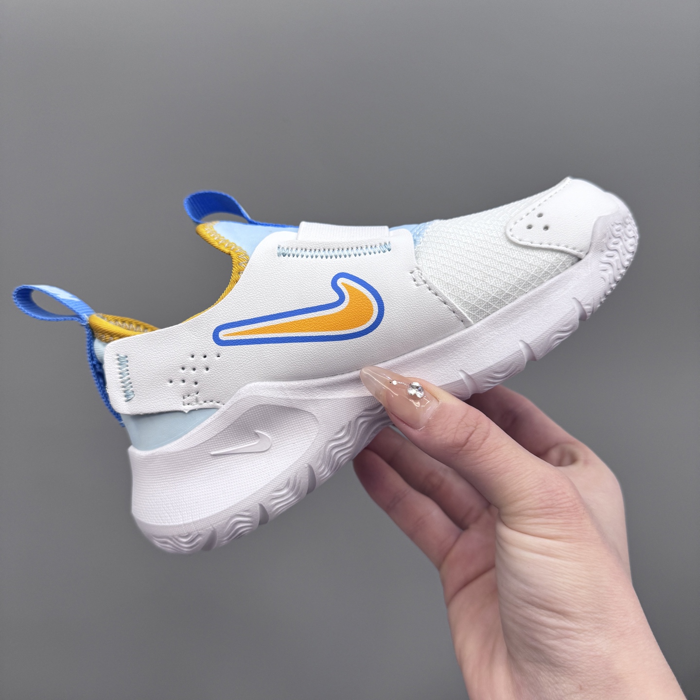 图片[5]-NK 赤足3代 一脚蹬易穿脱儿童运动鞋 赤足3代儿童一脚蹬易穿脱运动鞋采用便于穿脱的设计，无需系带，搭载富有抓附力的外底，备受孩子青睐。该鞋款采用深受孩子喜爱的略带弹性的内靴设计，结合经久耐穿覆面，专为运动场、课间休息和即兴追逐游戏匠心打造。柔韧外底提供可驾驭多种地面的抓地力，令孩子舒适畅玩。 尺码：24-37-选品中心