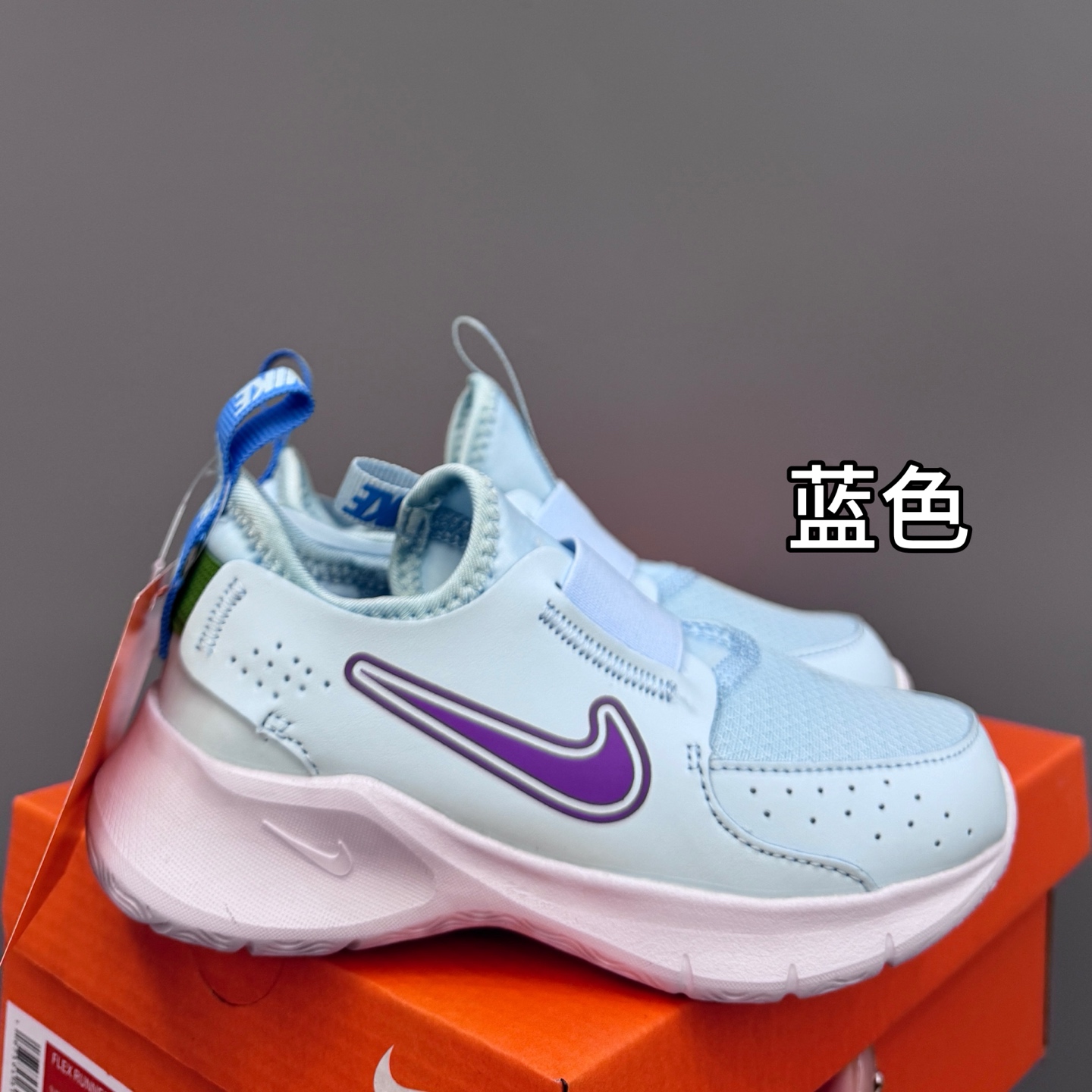 NK 赤足3代 一脚蹬易穿脱儿童运动鞋 赤足3代儿童一脚蹬易穿脱运动鞋采用便于穿脱的设计，无需系带，搭载富有抓附力的外底，备受孩子青睐。该鞋款采用深受孩子喜爱的略带弹性的内靴设计，结合经久耐穿覆面，专为运动场、课间休息和即兴追逐游戏匠心打造。柔韧外底提供可驾驭多种地面的抓地力，令孩子舒适畅玩。 尺码：24-37-选品中心