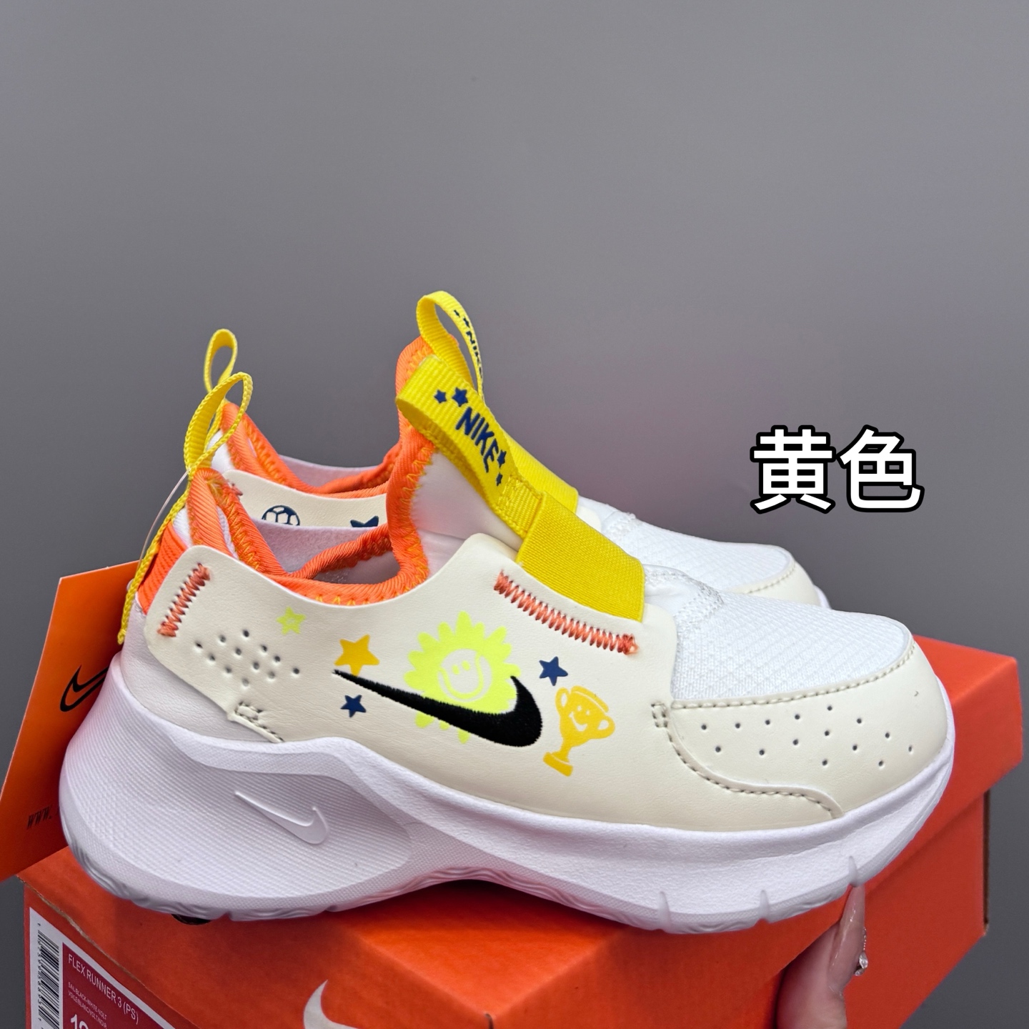 图片[4]-NK 赤足3代 一脚蹬易穿脱儿童运动鞋 赤足3代儿童一脚蹬易穿脱运动鞋采用便于穿脱的设计，无需系带，搭载富有抓附力的外底，备受孩子青睐。该鞋款采用深受孩子喜爱的略带弹性的内靴设计，结合经久耐穿覆面，专为运动场、课间休息和即兴追逐游戏匠心打造。柔韧外底提供可驾驭多种地面的抓地力，令孩子舒适畅玩。 尺码：24-37-选品中心