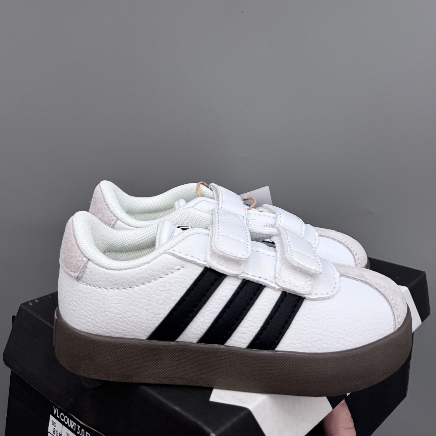 NO:811471,New Adidas VL college-style children's Velcro casual shoes SIZE size 22-37 Double buckle Velcro size 22-27 Velcro elastic band size 28-37 Crafted for children of all sizes High-quality leather, super high-end texture Velcro design, easy to put on and take off Wear-resistant and non-slip outsole, suitable for daily life, Adidas,19860909新款阿迪VL学院风儿童魔术贴休闲鞋 SIZE22-37码 22-27码双扣魔术贴 28-37码魔术贴松紧带 大小童匠心打造 优质皮料,质感超高级 魔术贴设计,穿脱方便 耐磨防滑大底,满足日常生活,阿迪达斯,,Children's