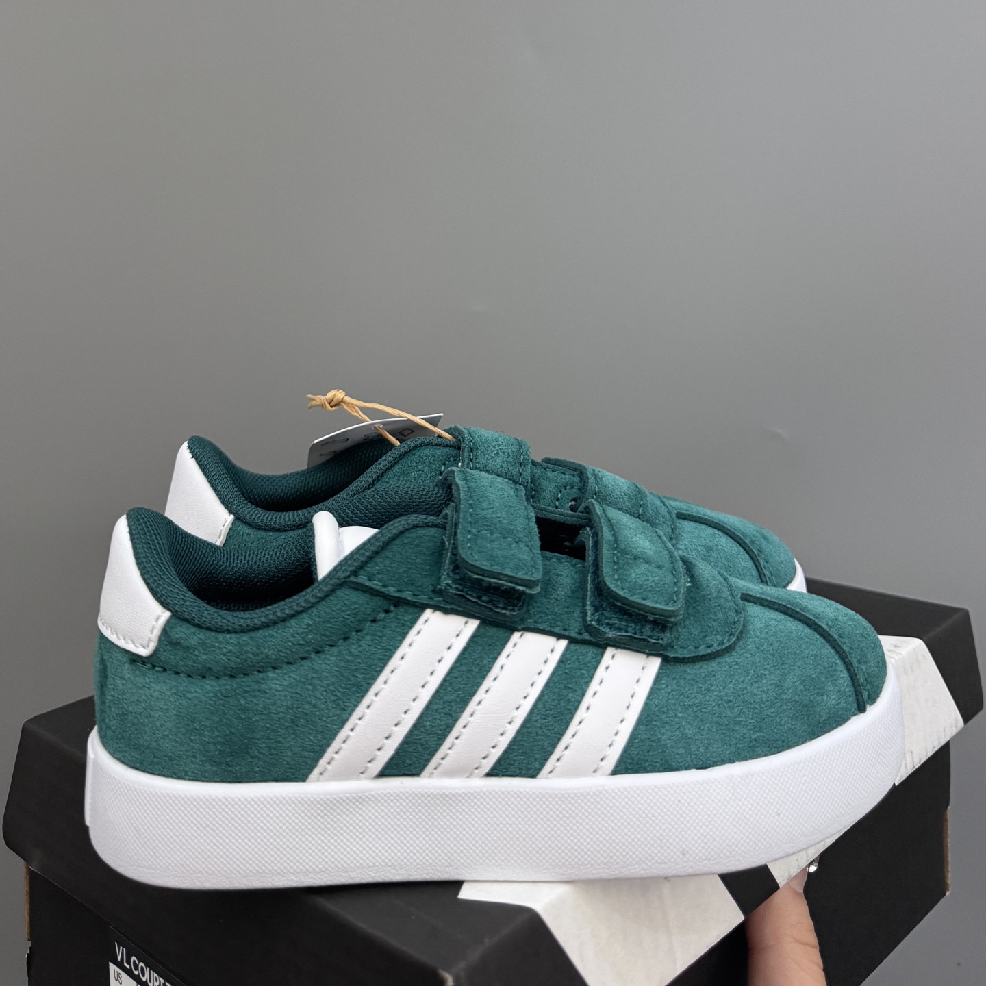 NO:811452,New Adidas VL college-style children's Velcro casual shoes SIZE size 22-37 Double buckle Velcro size 22-27 Velcro elastic band size 28-37 Crafted for children of all sizes High-quality leather, super high-end texture Velcro design, easy to put on and take off Wear-resistant and non-slip outsole, suitable for daily life, Adidas,19860909新款阿迪VL学院风儿童魔术贴休闲鞋 SIZE22-37码 22-27码双扣魔术贴 28-37码魔术贴松紧带 大小童匠心打造 优质皮料,质感超高级 魔术贴设计,穿脱方便 耐磨防滑大底,满足日常生活,阿迪达斯,,Children's