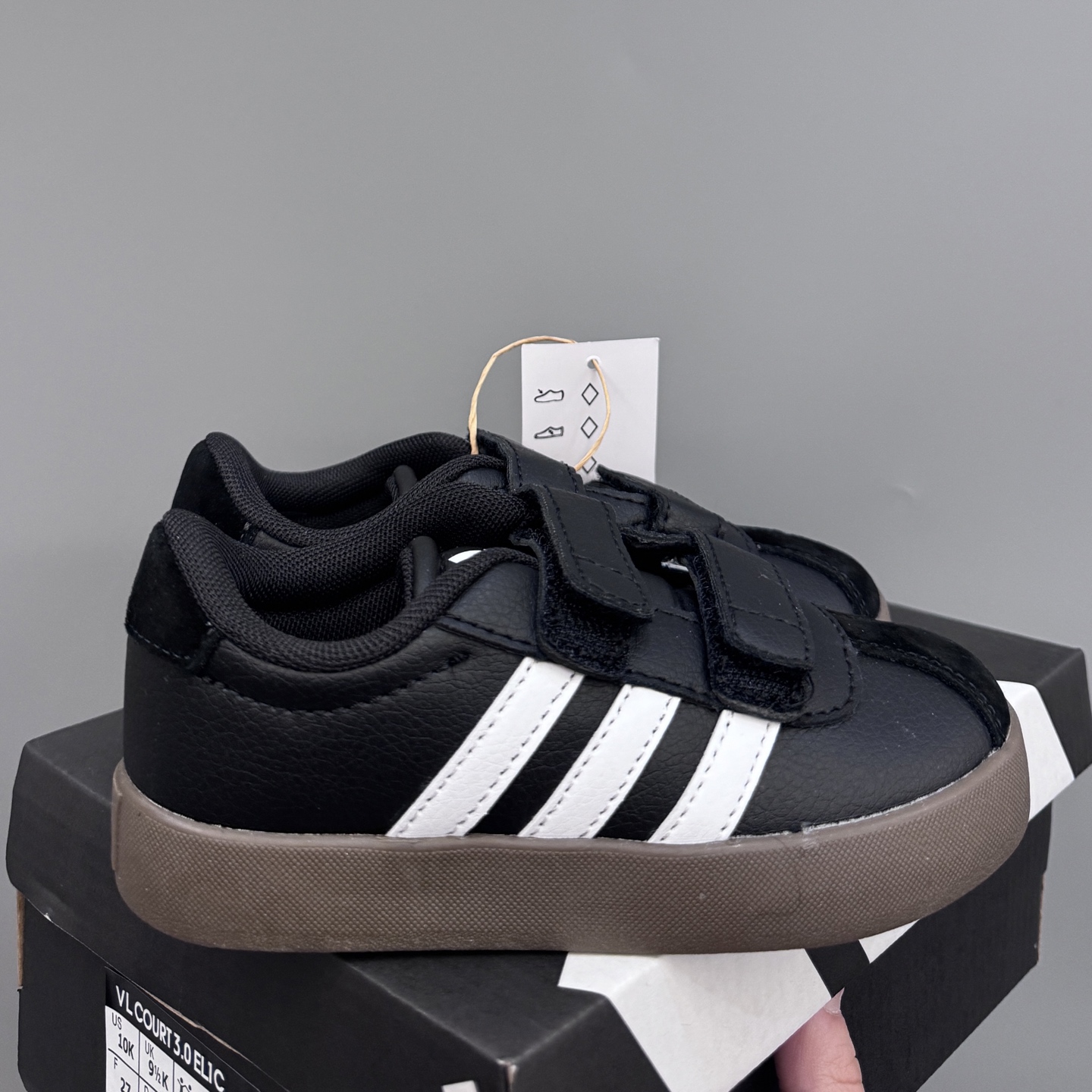 NO:811454,New Adidas VL college-style children's Velcro casual shoes SIZE size 22-37 Double buckle Velcro size 22-27 Velcro elastic band size 28-37 Crafted for children of all sizes High-quality leather, super high-end texture Velcro design, easy to put on and take off Wear-resistant and non-slip outsole, suitable for daily life, Adidas,19860909新款阿迪VL学院风儿童魔术贴休闲鞋 SIZE22-37码 22-27码双扣魔术贴 28-37码魔术贴松紧带 大小童匠心打造 优质皮料,质感超高级 魔术贴设计,穿脱方便 耐磨防滑大底,满足日常生活,阿迪达斯,,Children's