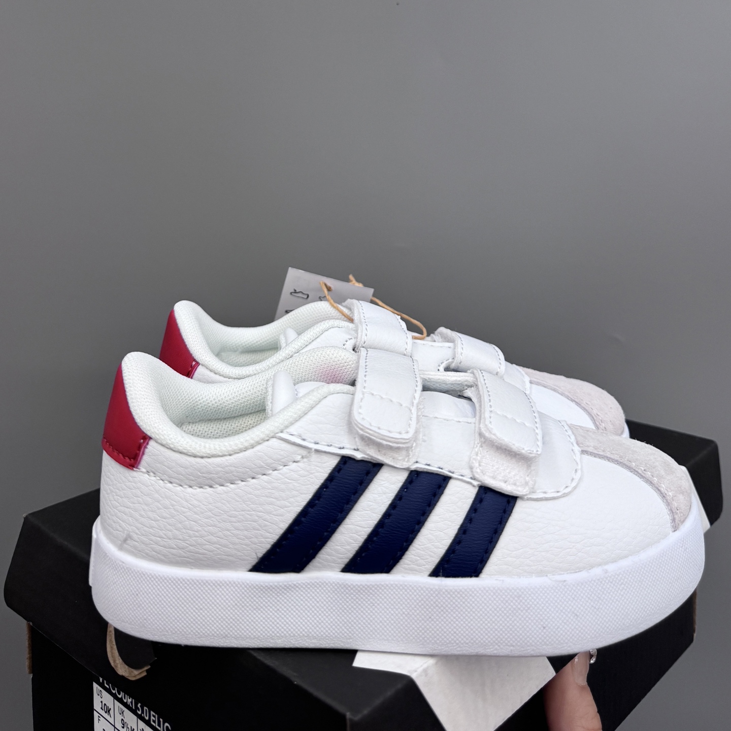NO:811458,New Adidas VL college-style children's Velcro casual shoes SIZE size 22-37 Double buckle Velcro size 22-27 Velcro elastic band size 28-37 Crafted for children of all sizes High-quality leather, super high-end texture Velcro design, easy to put on and take off Wear-resistant and non-slip outsole, suitable for daily life, Adidas,19860909新款阿迪VL学院风儿童魔术贴休闲鞋 SIZE22-37码 22-27码双扣魔术贴 28-37码魔术贴松紧带 大小童匠心打造 优质皮料,质感超高级 魔术贴设计,穿脱方便 耐磨防滑大底,满足日常生活,阿迪达斯,,Children's