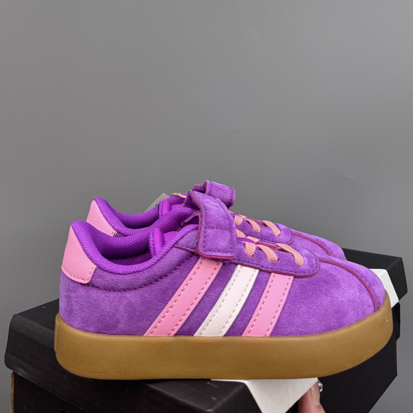 NO:811461,@New Adidas VL college-style children's Velcro casual shoes SIZE 22-37 size 22-27 double-buckle Velcro elastic band 28-37 size Velcro elastic band Made with ingenuity for children of all sizes High-quality leather, super high-end texture Velcro design, easy to put on and take off Wear-resistant and non-slip outsole, meet daily life, Adidas,19860909@新款阿迪VL学院风儿童魔术贴休闲鞋 SIZE22-37码 22-27码双扣魔术贴 28-37码魔术贴松紧带 大小童匠心打造 优质皮料,质感超高级 魔术贴设计,穿脱方便 耐磨防滑大底,满足日常生活,阿迪达斯,,Children's