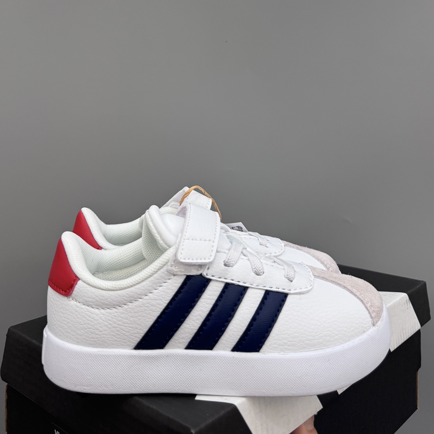 NO:811464,New Adidas VL college-style children's Velcro casual shoes SIZE size 22-37 Double buckle Velcro size 22-27 Velcro elastic band size 28-37 Crafted for children of all sizes High-quality leather, super high-end texture Velcro design, easy to put on and take off Wear-resistant and non-slip outsole, suitable for daily life, Adidas,19860909新款阿迪VL学院风儿童魔术贴休闲鞋 SIZE22-37码 22-27码双扣魔术贴 28-37码魔术贴松紧带 大小童匠心打造 优质皮料,质感超高级 魔术贴设计,穿脱方便 耐磨防滑大底,满足日常生活,阿迪达斯,,Children's