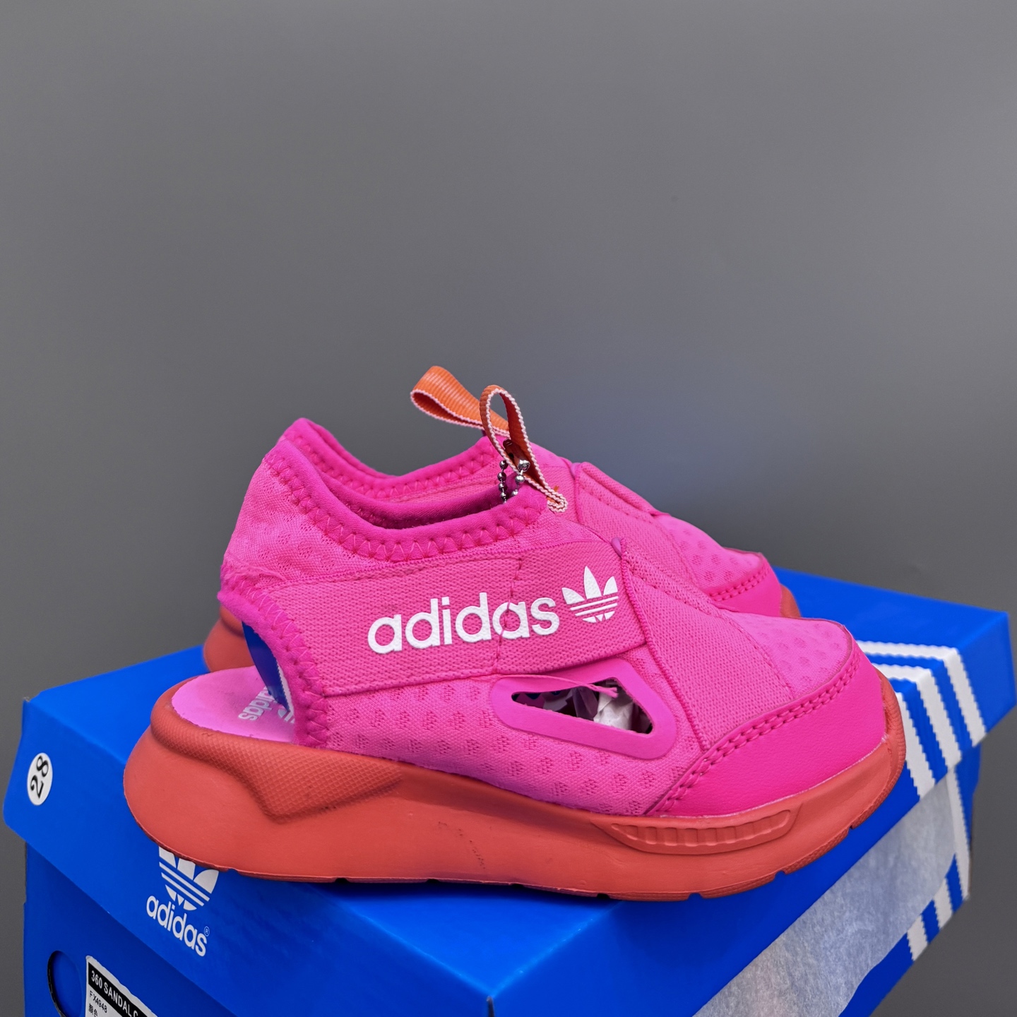 NO:211282,Adidas Cross Children's Baotou Sandals SIZE 22-35. The summer is hot, and the little babies' feet also need a special coolness!  Adidas' new season masterpiece, cross-children's bag-toe sandals, are like dream fairy tales woven for the little princes and princesses. The breathable mesh that can be felt in every inch of skin is like a breeze, taking away the heat waves of the scorching heat. The light soles make every step dance like ballet on the grass, with confidence and happiness coexisting. The design is simple but not simple, and the fashionable color combination, whether it is the beach by the sea or the park, is their shining focus. Every detail is to care for every step of their growth, love and safety go hand in hand. Let children's summer no longer be just monotonous and down-to-earth, but carry dreams and fly freely. Like these Adidas sandals to add a bright color to their childhood!  ,slippers,sandals,slippers,19860909阿迪交叉儿童包头凉鞋 SIZE22-35码 夏日炎炎,小宝贝们的脚丫子也需要一份专属清凉！ 阿迪达斯新季力作,交叉儿童包头凉鞋,就像为小王子公主们编织的梦幻童话. 每一寸肌肤都能感受到的透气网布,如同微风轻拂,带走酷暑的热浪. 轻盈鞋底,让每一步都如芭蕾在草地上起舞,自信与快乐并存. 设计简约而不简单,时尚的色彩搭配,无论是海边沙滩还是公园漫步,都是他们闪耀的焦点. 每一个细节,都是为了呵护他们成长中的每一步,爱与安全并行. 让孩子们的夏天不再只是单调的脚踏实地,而是载着梦想,自由飞翔. 点赞这双阿迪达斯凉鞋,给孩子的童年增添一抹亮丽的色彩吧！,拖鞋，凉鞋,sandals,slippers,,Children's