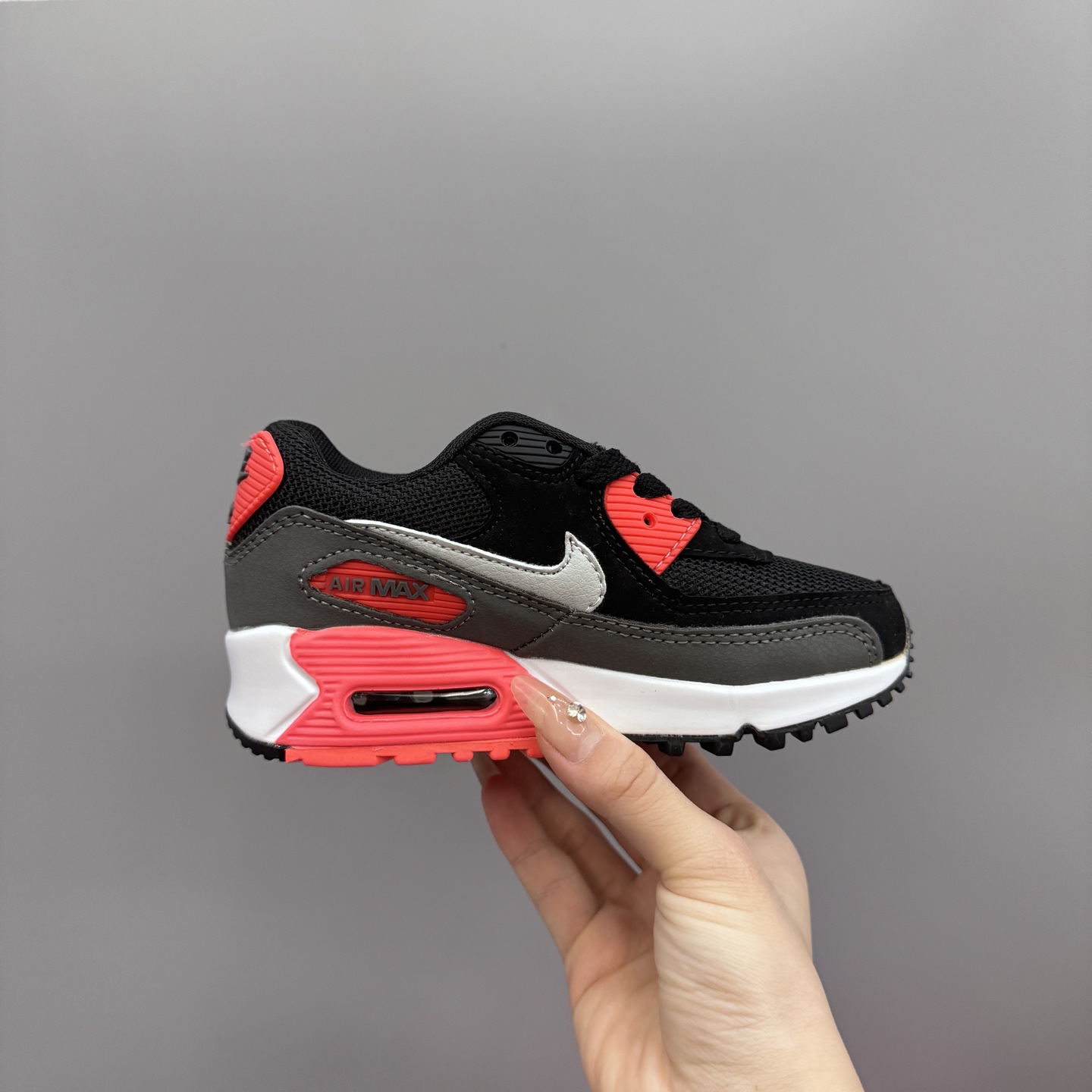 图片[4]-Nik..e Air Max 90 原单版新款运动汽垫减震儿童休闲鞋 尺码：28-35码 新工艺❤️ 经典手球鞋🆕 优质面料拼接，质感满满💯 橡胶耐磨防滑大底，脚感超赞👍🏻-选品中心