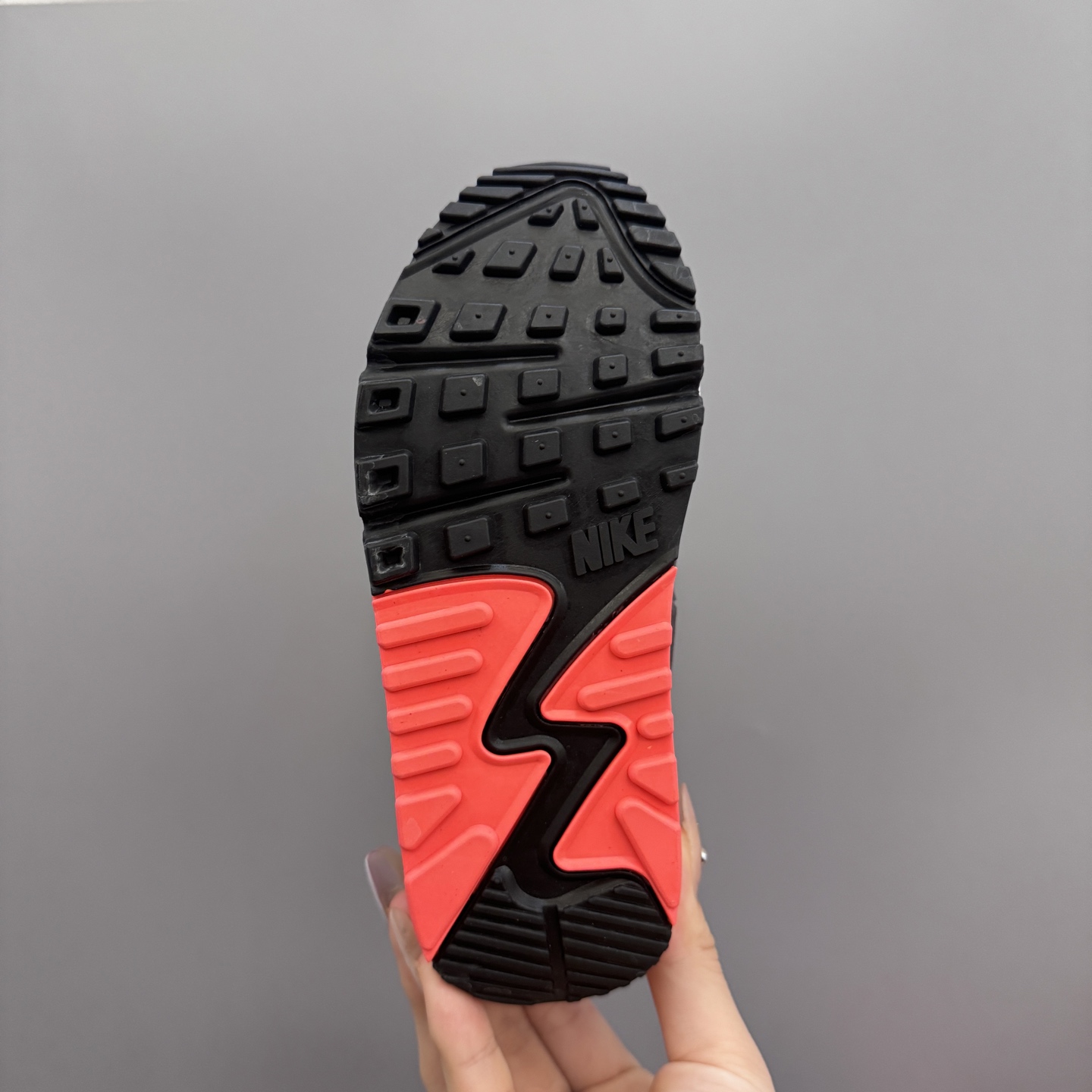 图片[9]-Nik..e Air Max 90 原单版新款运动汽垫减震儿童休闲鞋 尺码：28-35码 新工艺❤️ 经典手球鞋🆕 优质面料拼接，质感满满💯 橡胶耐磨防滑大底，脚感超赞👍🏻-选品中心