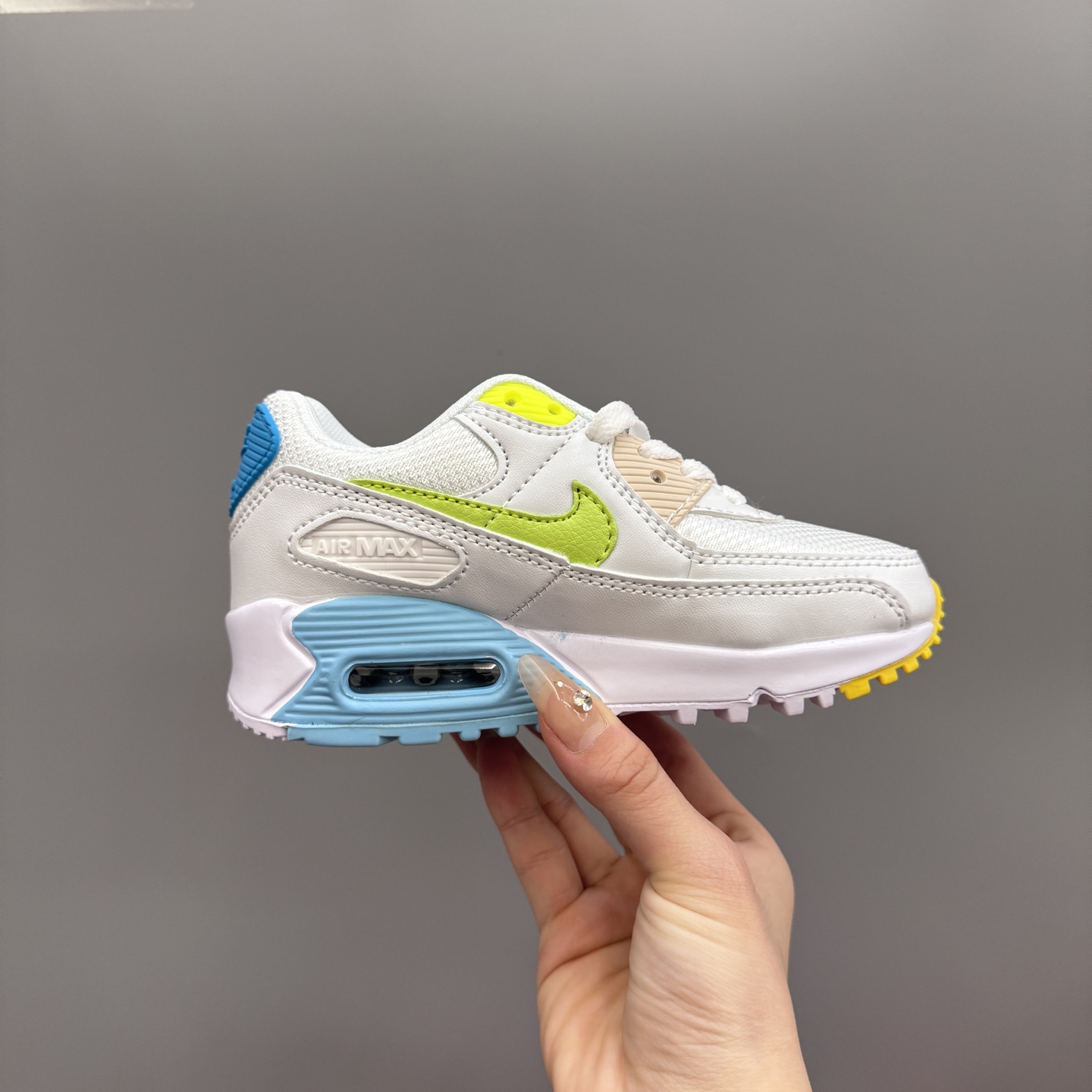 图片[4]-Nik..e Air Max 90 原单版新款运动汽垫减震儿童休闲鞋 尺码：28-35码 新工艺❤️ 经典手球鞋🆕 优质面料拼接，质感满满💯 橡胶耐磨防滑大底，脚感超赞👍🏻-选品中心