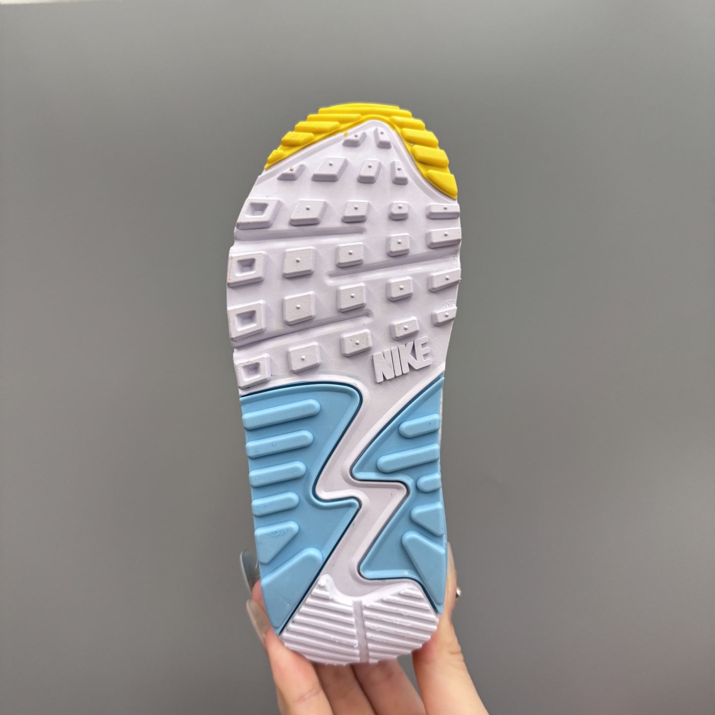 图片[9]-Nik..e Air Max 90 原单版新款运动汽垫减震儿童休闲鞋 尺码：28-35码 新工艺❤️ 经典手球鞋🆕 优质面料拼接，质感满满💯 橡胶耐磨防滑大底，脚感超赞👍🏻-选品中心