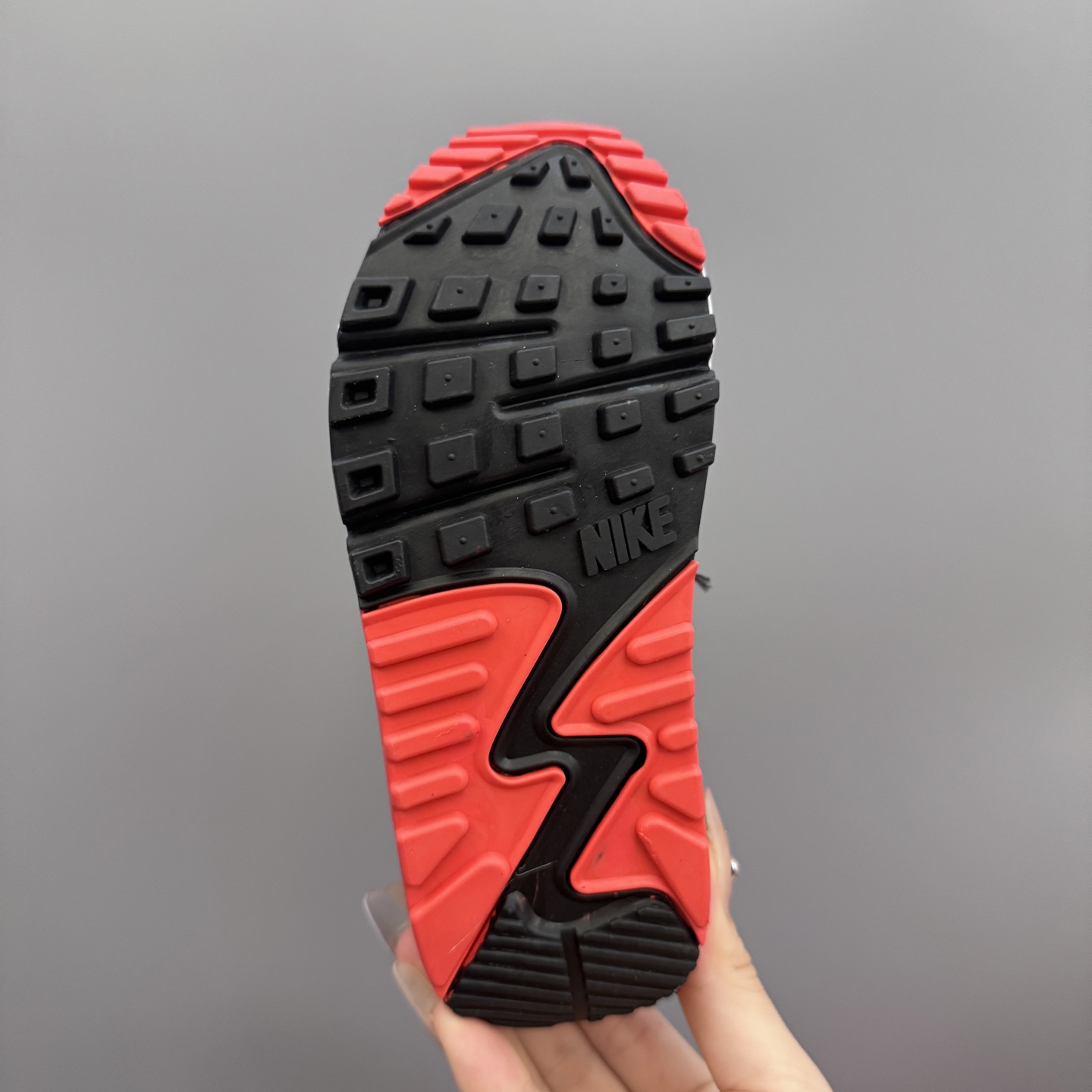 图片[9]-Nik..e Air Max 90 原单版新款运动汽垫减震儿童休闲鞋 尺码：28-35码 新工艺❤️ 经典手球鞋🆕 优质面料拼接，质感满满💯 橡胶耐磨防滑大底，脚感超赞👍🏻-选品中心