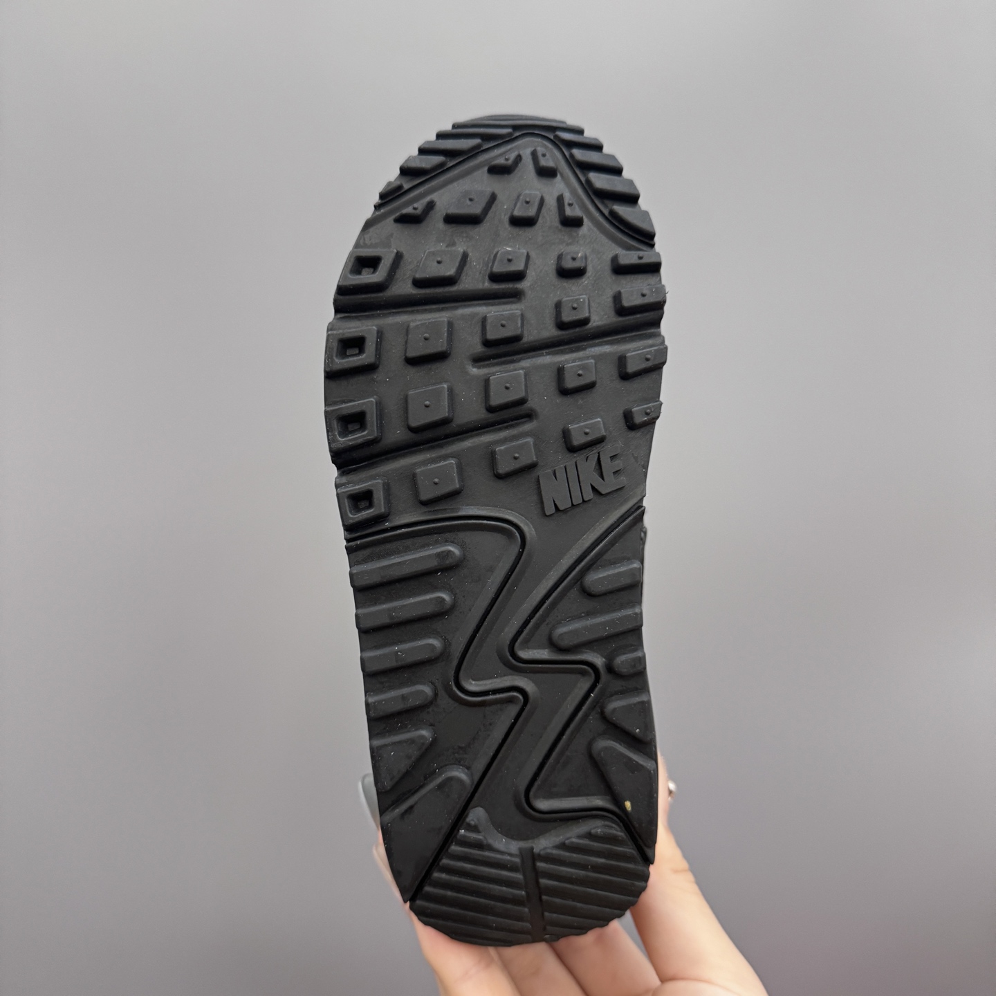图片[9]-Nik..e Air Max 90 原单版新款运动汽垫减震儿童休闲鞋 尺码：28-35码 新工艺❤️ 经典手球鞋🆕 优质面料拼接，质感满满💯 橡胶耐磨防滑大底，脚感超赞👍🏻-选品中心