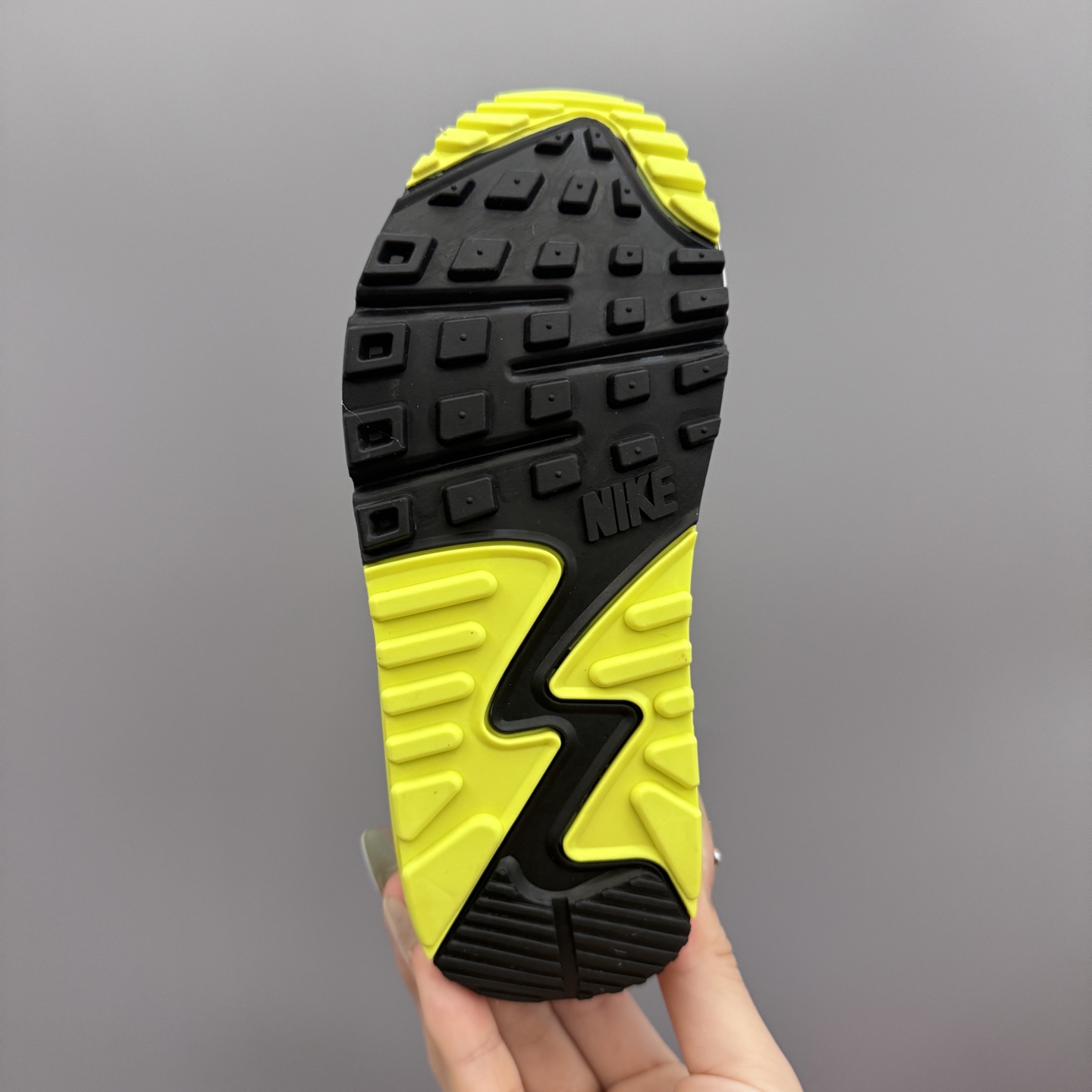 图片[9]-Nik..e Air Max 90 原单版新款运动汽垫减震儿童休闲鞋 尺码：28-35码 新工艺❤️ 经典手球鞋🆕 优质面料拼接，质感满满💯 橡胶耐磨防滑大底，脚感超赞👍🏻-选品中心