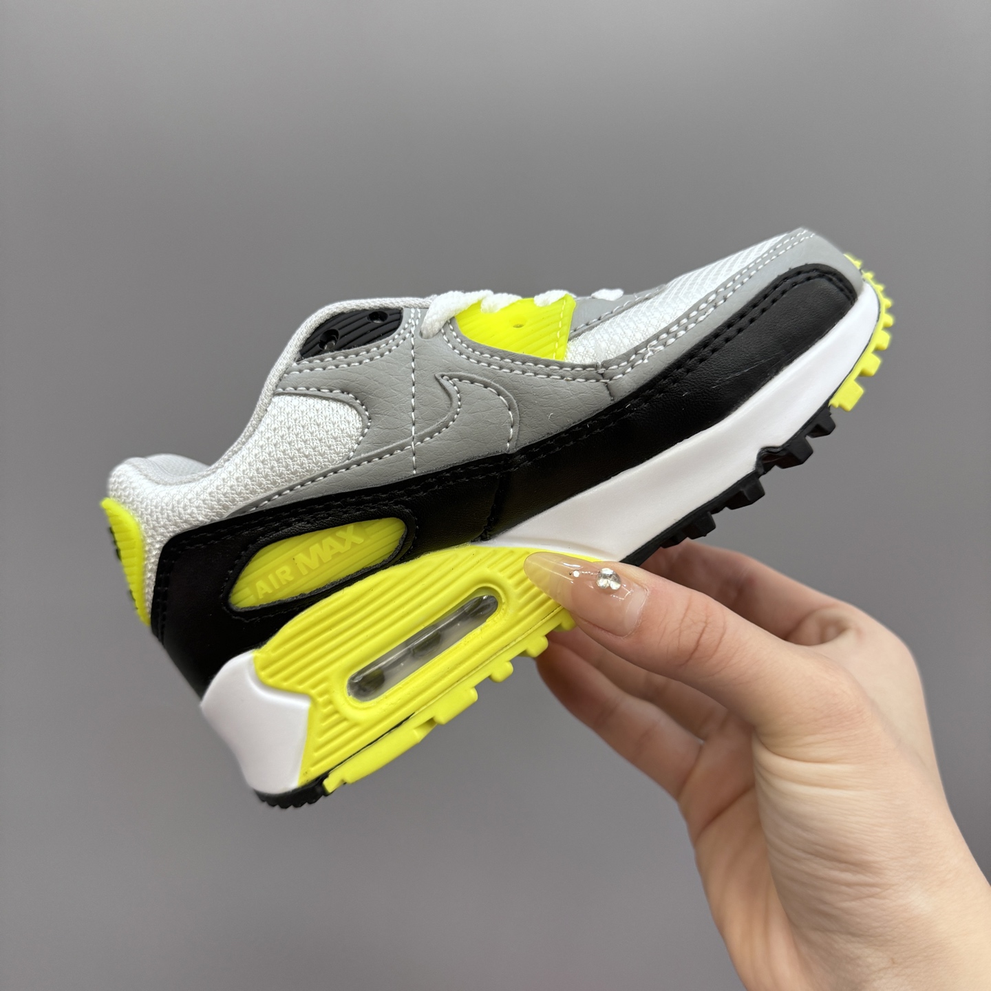图片[5]-Nik..e Air Max 90 原单版新款运动汽垫减震儿童休闲鞋 尺码：28-35码 新工艺❤️ 经典手球鞋🆕 优质面料拼接，质感满满💯 橡胶耐磨防滑大底，脚感超赞👍🏻-选品中心