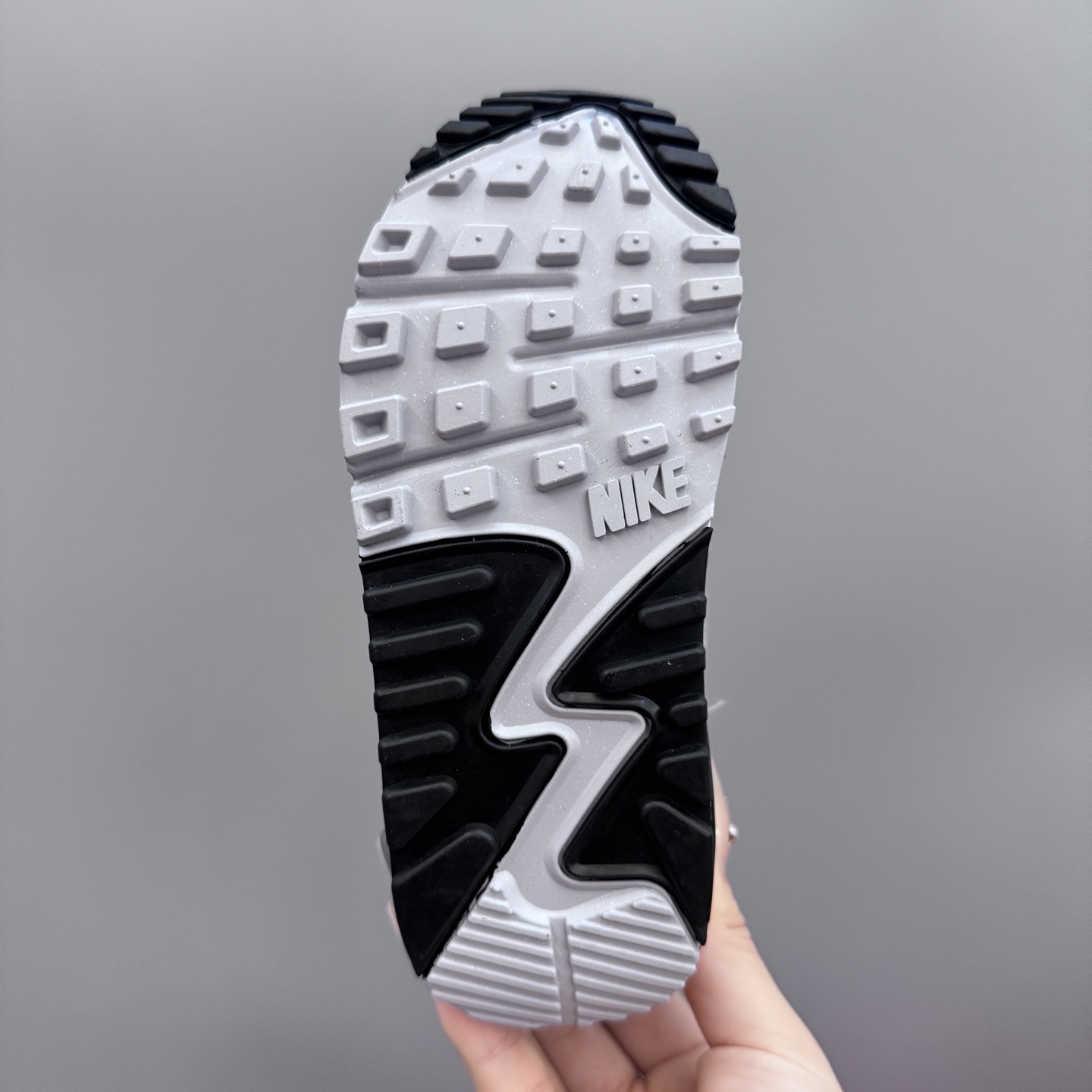 图片[9]-Nik..e Air Max 90 原单版新款运动汽垫减震儿童休闲鞋 尺码：28-35码 新工艺❤️ 经典手球鞋🆕 优质面料拼接，质感满满💯 橡胶耐磨防滑大底，脚感超赞👍🏻-选品中心