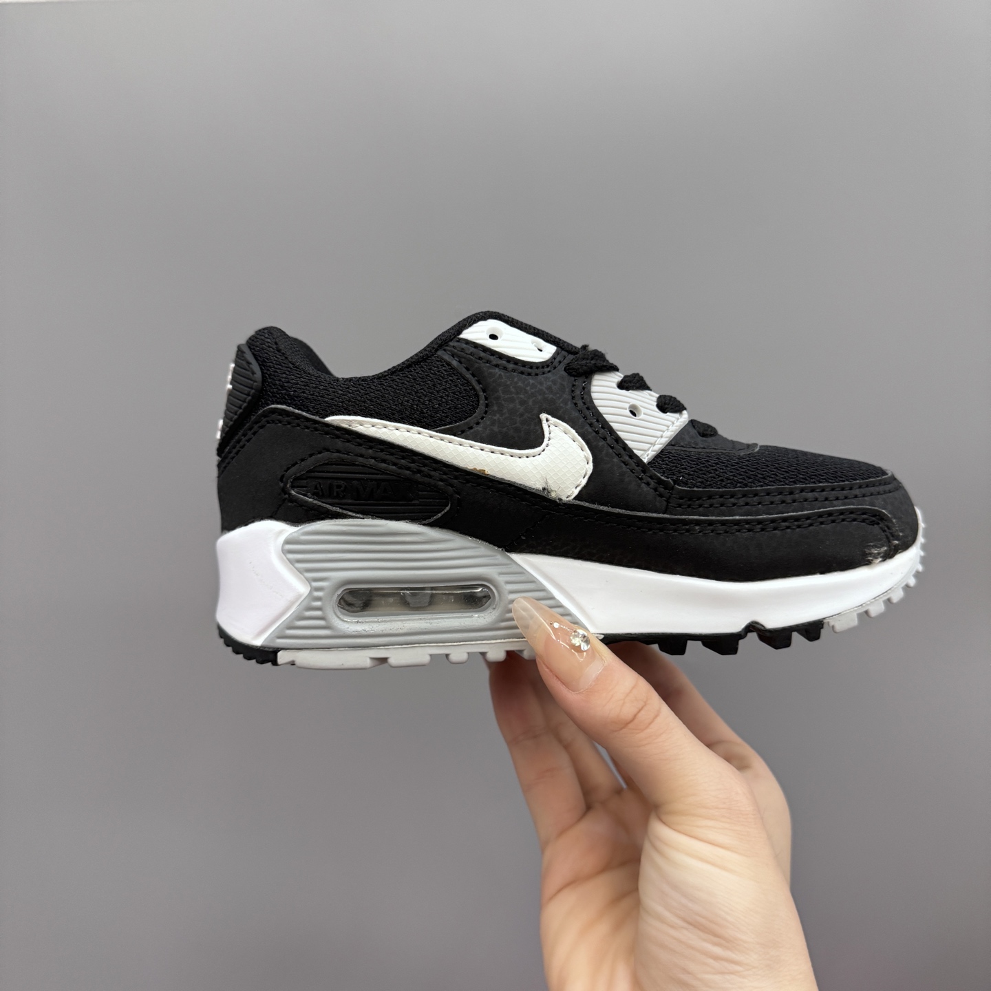 图片[4]-Nik..e Air Max 90 原单版新款运动汽垫减震儿童休闲鞋 尺码：28-35码 新工艺❤️ 经典手球鞋🆕 优质面料拼接，质感满满💯 橡胶耐磨防滑大底，脚感超赞👍🏻-选品中心
