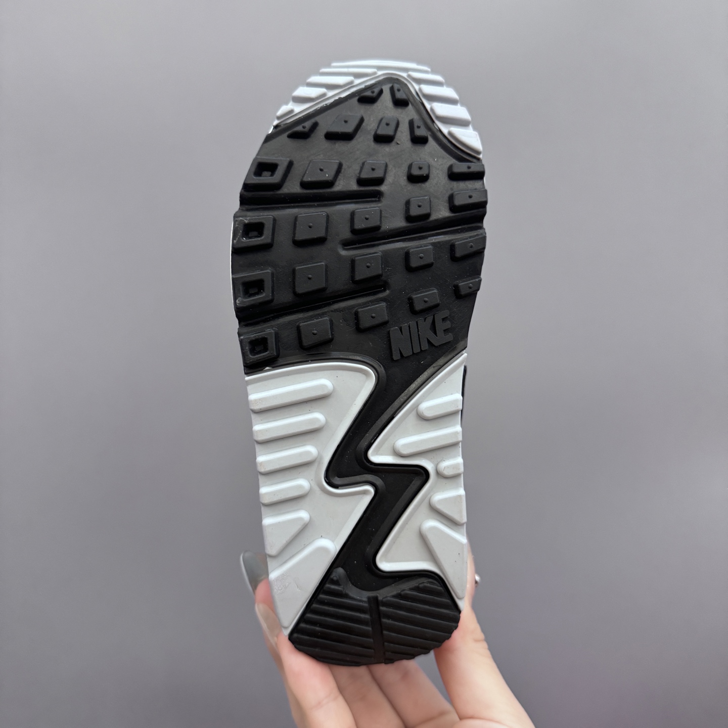 图片[9]-Nik..e Air Max 90 原单版新款运动汽垫减震儿童休闲鞋 尺码：28-35码 新工艺❤️ 经典手球鞋🆕 优质面料拼接，质感满满💯 橡胶耐磨防滑大底，脚感超赞👍🏻-选品中心