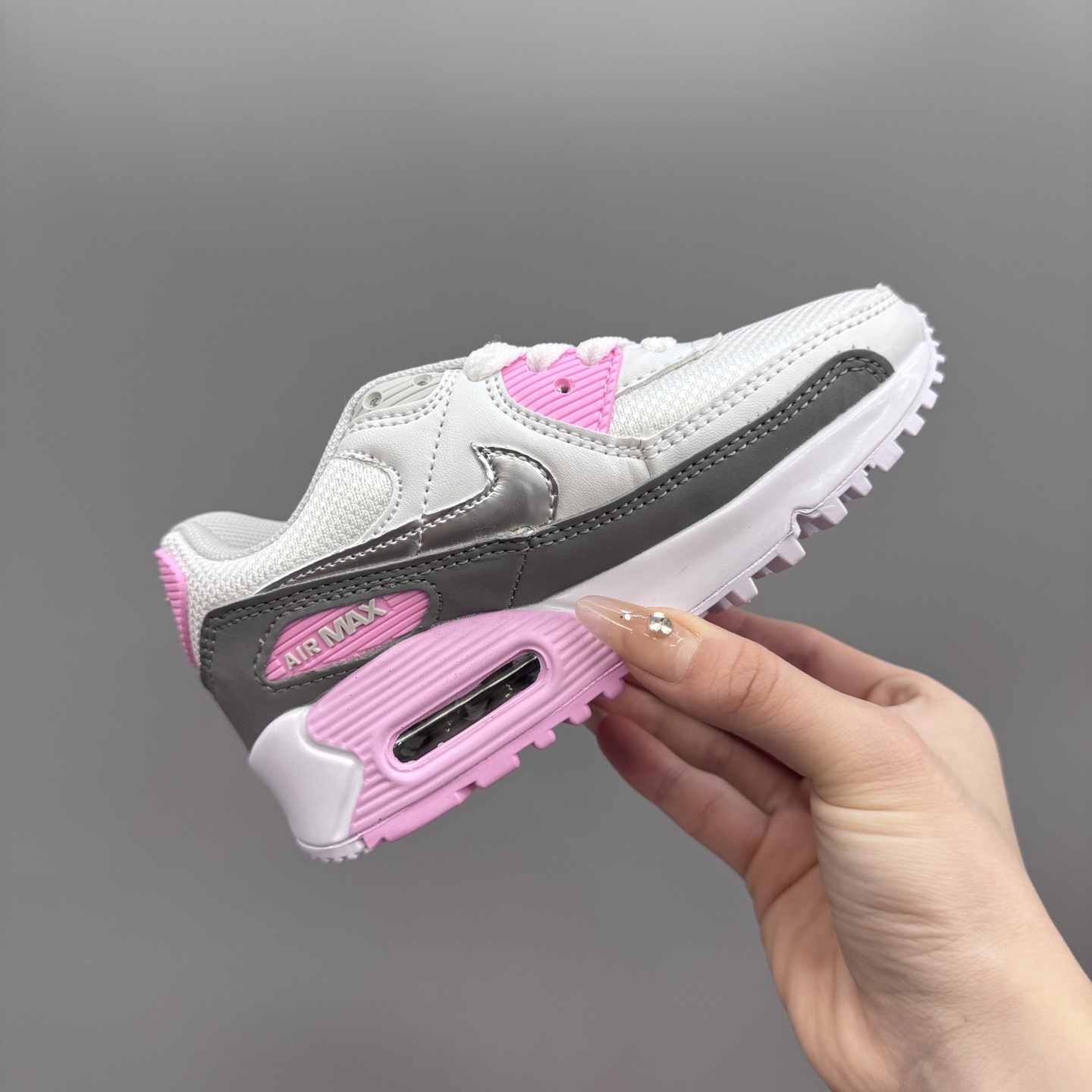 图片[5]-Nik..e Air Max 90 原单版新款运动汽垫减震儿童休闲鞋 尺码：28-35码 新工艺❤️ 经典手球鞋🆕 优质面料拼接，质感满满💯 橡胶耐磨防滑大底，脚感超赞👍🏻-选品中心