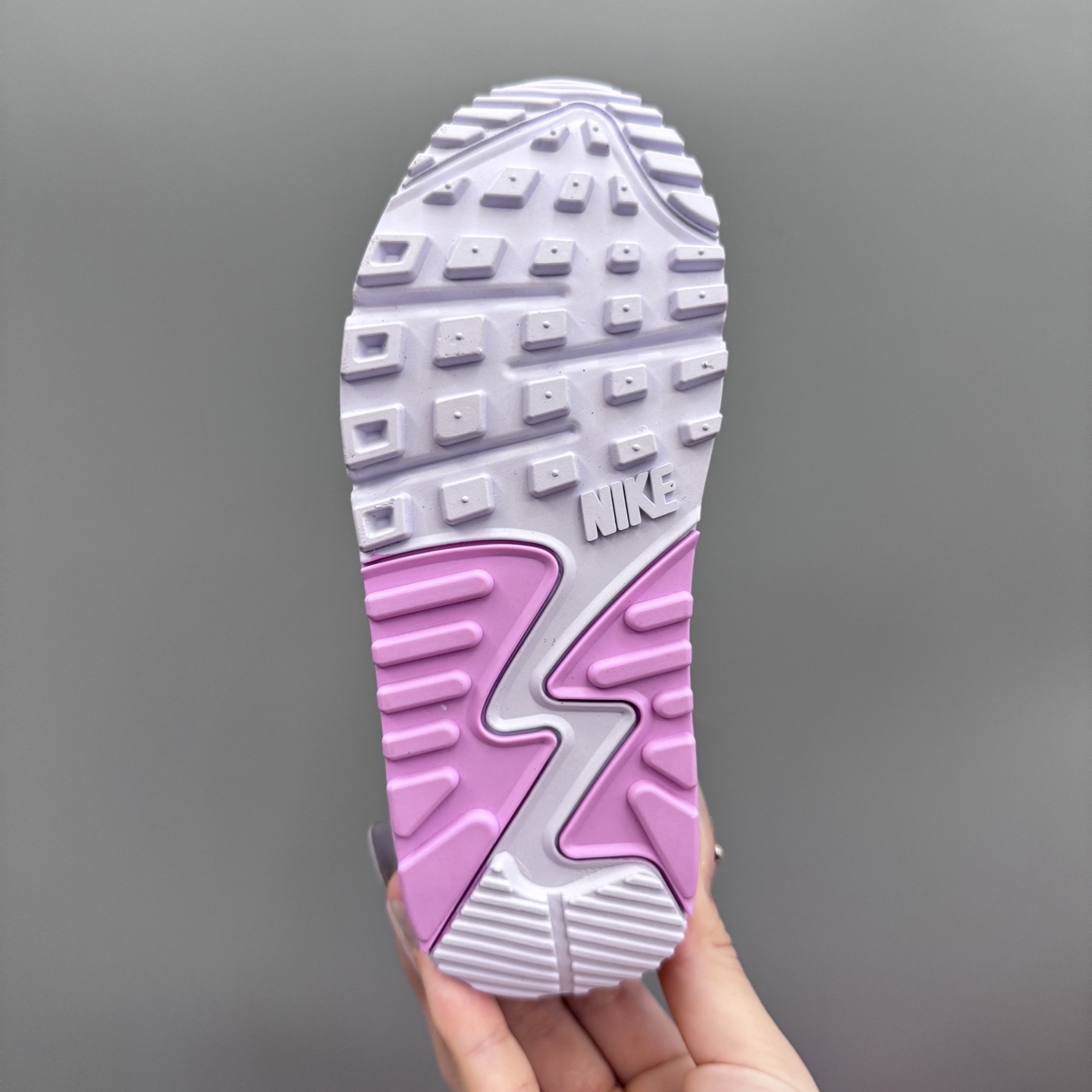 图片[9]-Nik..e Air Max 90 原单版新款运动汽垫减震儿童休闲鞋 尺码：28-35码 新工艺❤️ 经典手球鞋🆕 优质面料拼接，质感满满💯 橡胶耐磨防滑大底，脚感超赞👍🏻-选品中心