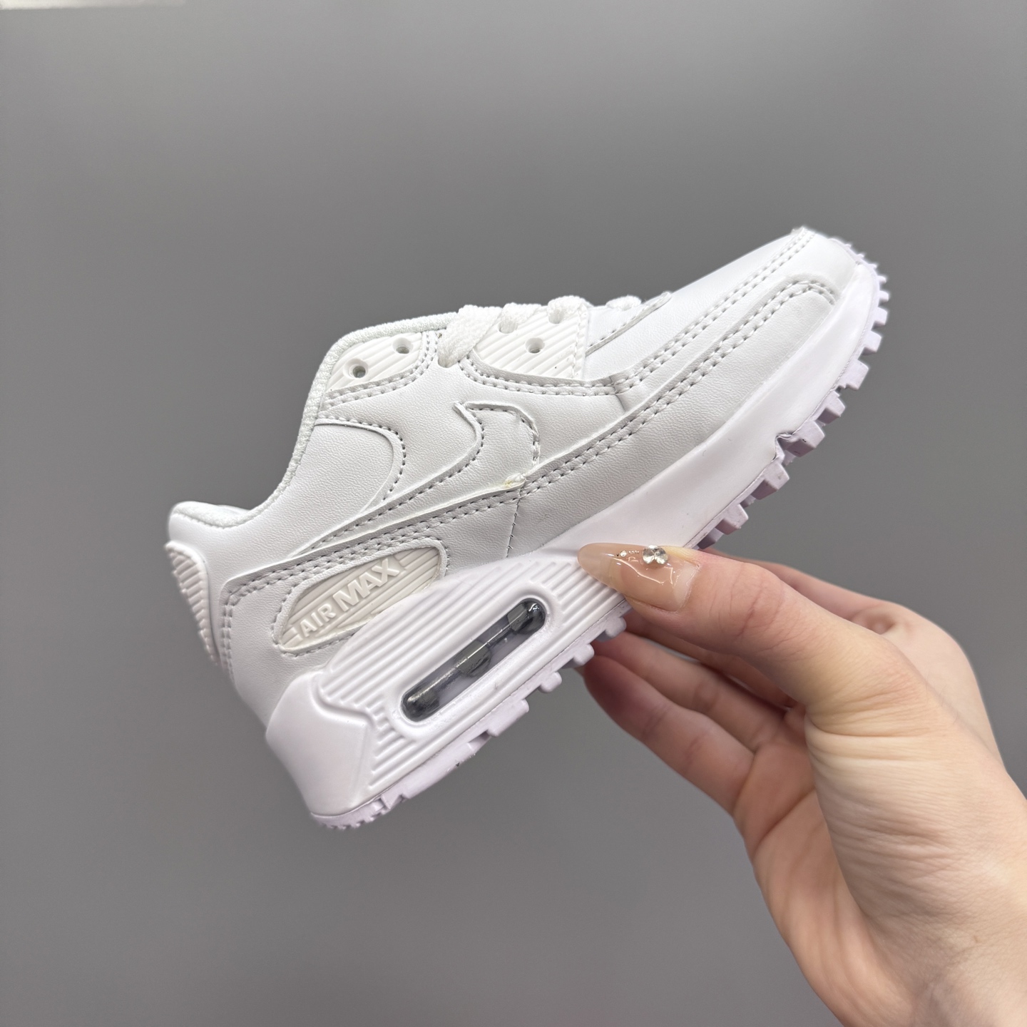 图片[5]-Nik..e Air Max 90 原单版新款运动汽垫减震儿童休闲鞋 尺码：28-35码 新工艺❤️ 经典手球鞋🆕 优质面料拼接，质感满满💯 橡胶耐磨防滑大底，脚感超赞👍🏻-选品中心