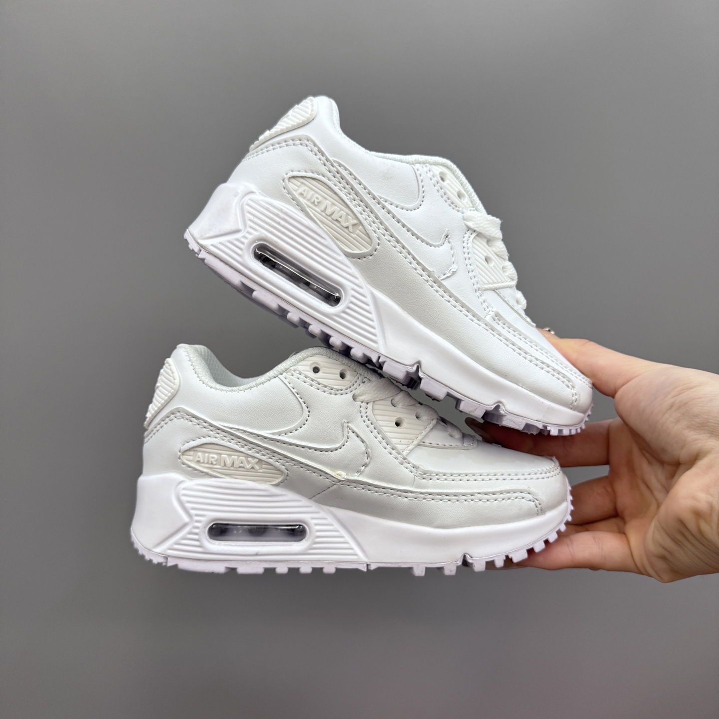 图片[3]-Nik..e Air Max 90 原单版新款运动汽垫减震儿童休闲鞋 尺码：28-35码 新工艺❤️ 经典手球鞋🆕 优质面料拼接，质感满满💯 橡胶耐磨防滑大底，脚感超赞👍🏻-选品中心