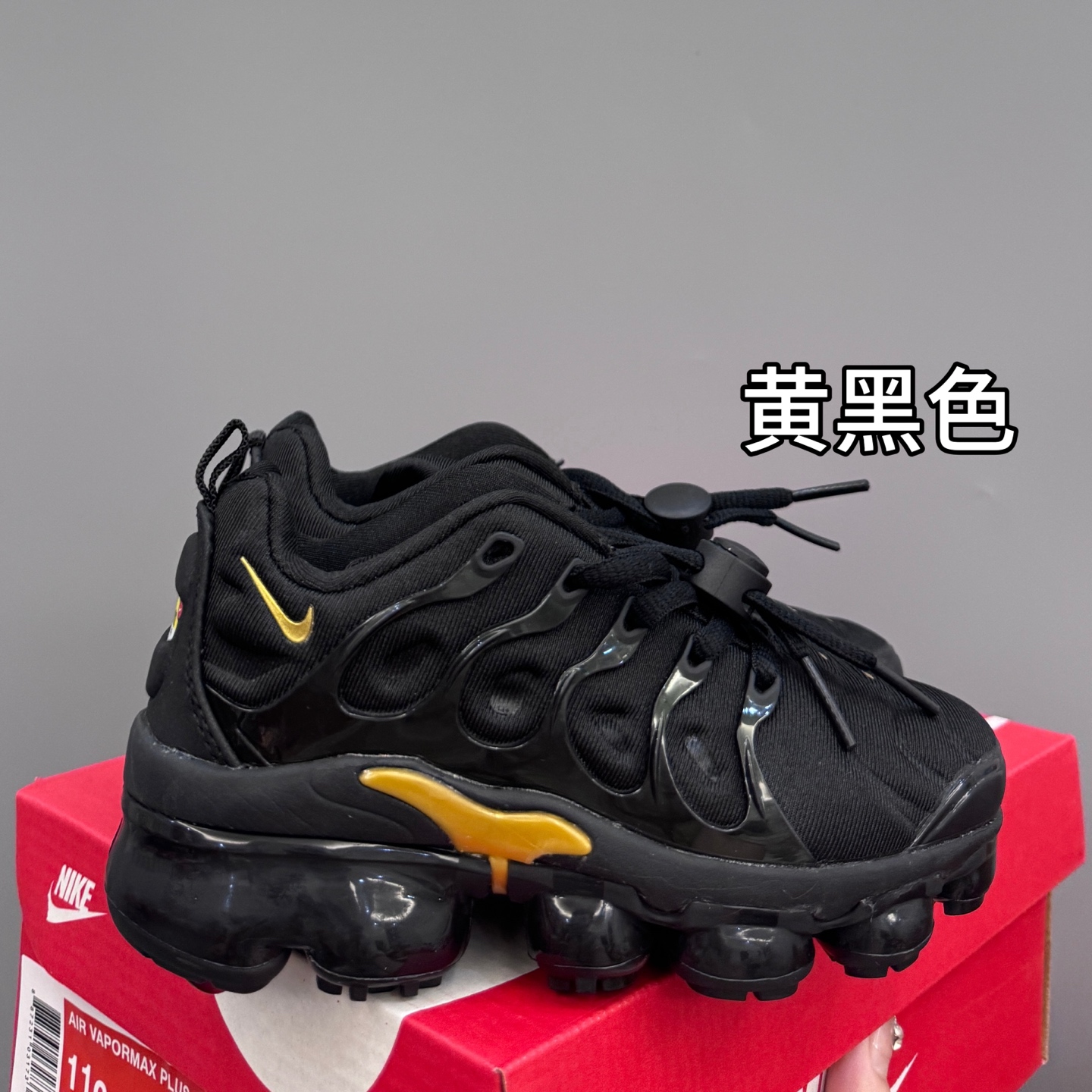 耐克AIR MAX plus全掌气垫儿童运动鞋 尺码：24-35码 超赞的全掌气垫，脚感超舒适👍🏻 优质鞋面拼接，质感满满💯 上学运动都是超合适单品❤️-选品中心